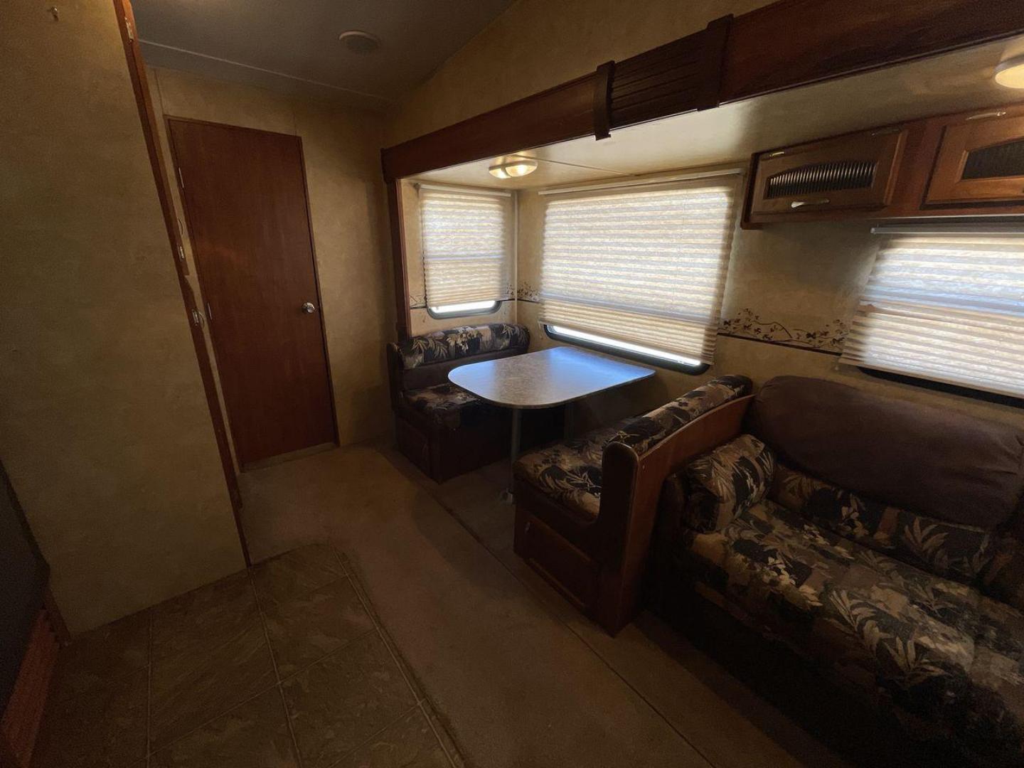 2011 JAYCO EAGLE HT SUPER LITE - (1UJCJ0BPXB1) , Length: 29.7 ft. | Dry Weight: 6,800 lbs. | Gross Weight: 9,950 lbs. | Slides: 2 transmission, located at 4319 N Main Street, Cleburne, TX, 76033, (817) 221-0660, 32.435829, -97.384178 - Photo#14