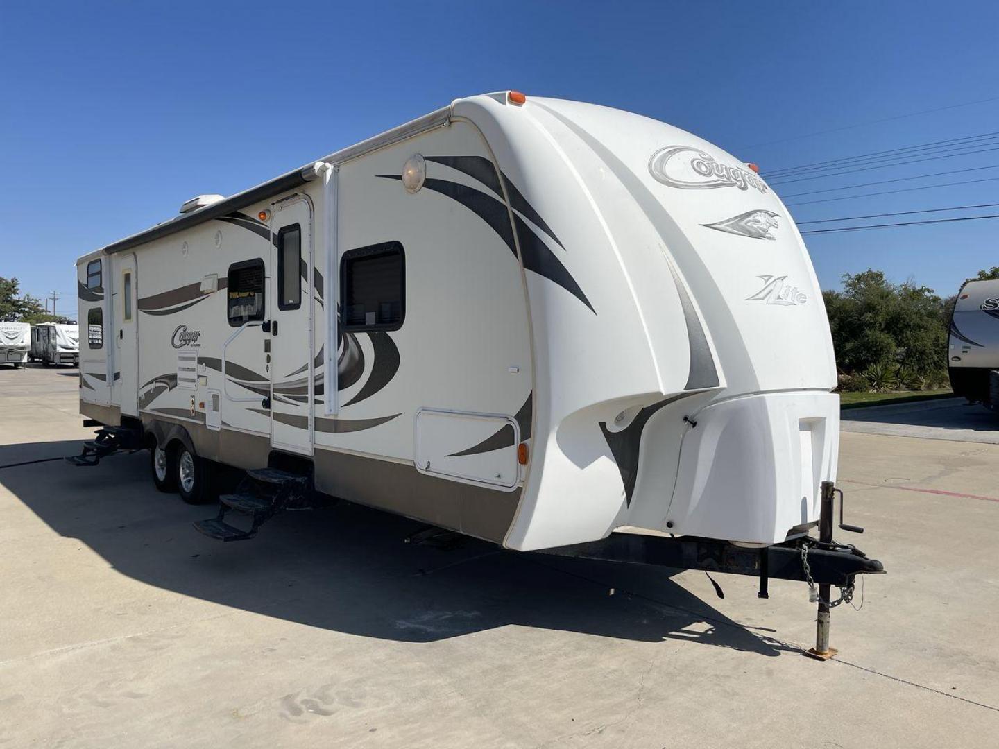 2011 KEYSTONE COUGAR 31SQB (4YDT31S20BV) , Length: 35.42 ft. | Dry Weight: 7,015 lbs. | Gross Weight: 9,000 lbs. | Slides: 2 transmission, located at 4319 N Main Street, Cleburne, TX, 76033, (817) 221-0660, 32.435829, -97.384178 - Photo#22