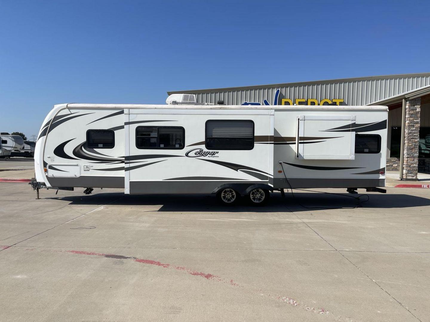 2011 KEYSTONE COUGAR 31SQB (4YDT31S20BV) , Length: 35.42 ft. | Dry Weight: 7,015 lbs. | Gross Weight: 9,000 lbs. | Slides: 2 transmission, located at 4319 N Main Street, Cleburne, TX, 76033, (817) 221-0660, 32.435829, -97.384178 - Photo#23