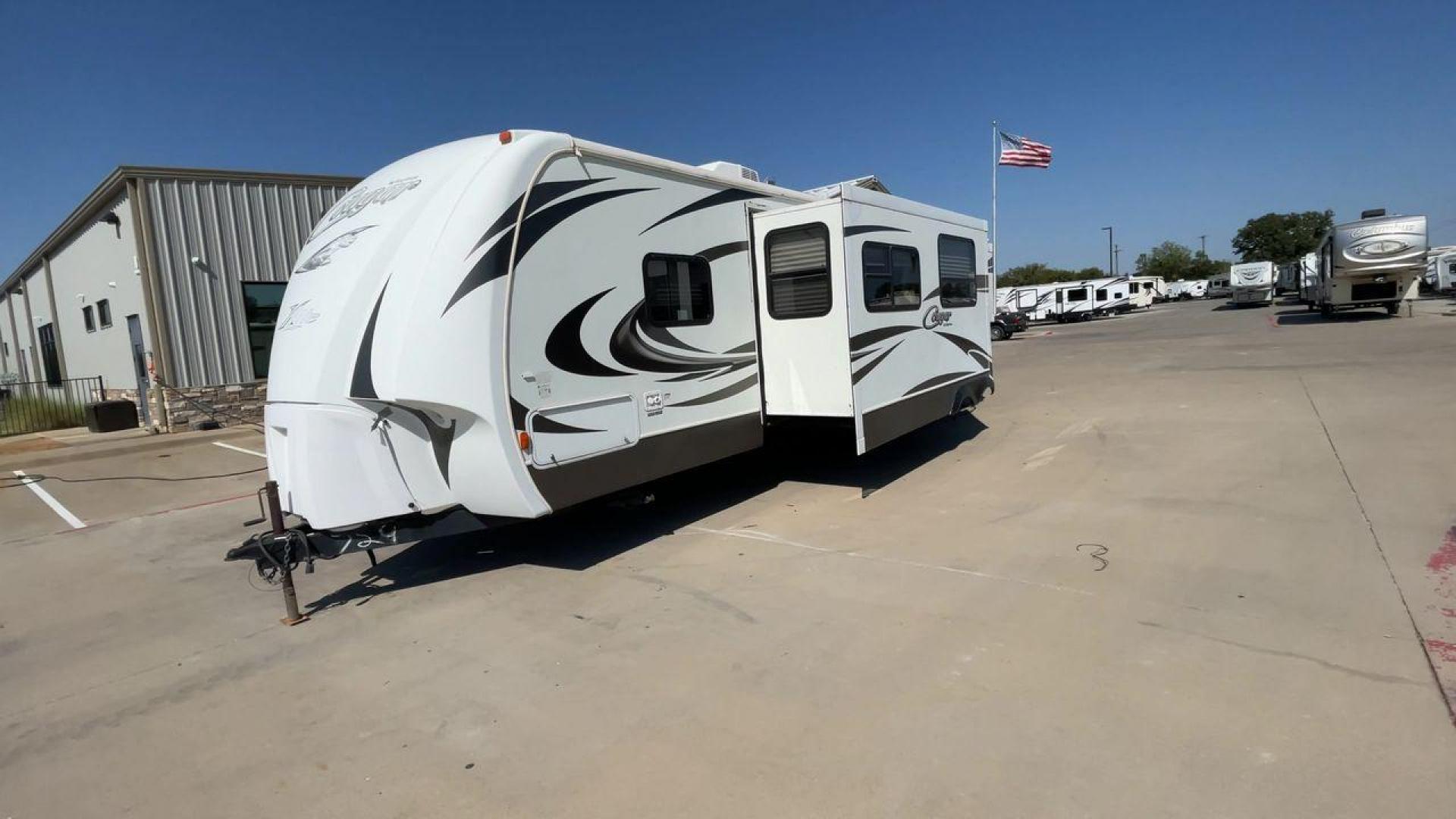 2011 KEYSTONE COUGAR 31SQB (4YDT31S20BV) , Length: 35.42 ft. | Dry Weight: 7,015 lbs. | Gross Weight: 9,000 lbs. | Slides: 2 transmission, located at 4319 N Main Street, Cleburne, TX, 76033, (817) 221-0660, 32.435829, -97.384178 - Photo#5