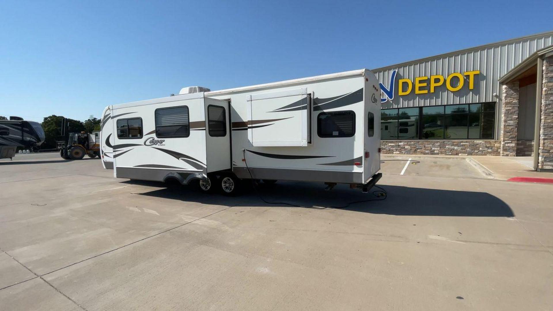 2011 KEYSTONE COUGAR 31SQB (4YDT31S20BV) , Length: 35.42 ft. | Dry Weight: 7,015 lbs. | Gross Weight: 9,000 lbs. | Slides: 2 transmission, located at 4319 N Main Street, Cleburne, TX, 76033, (817) 221-0660, 32.435829, -97.384178 - Photo#7