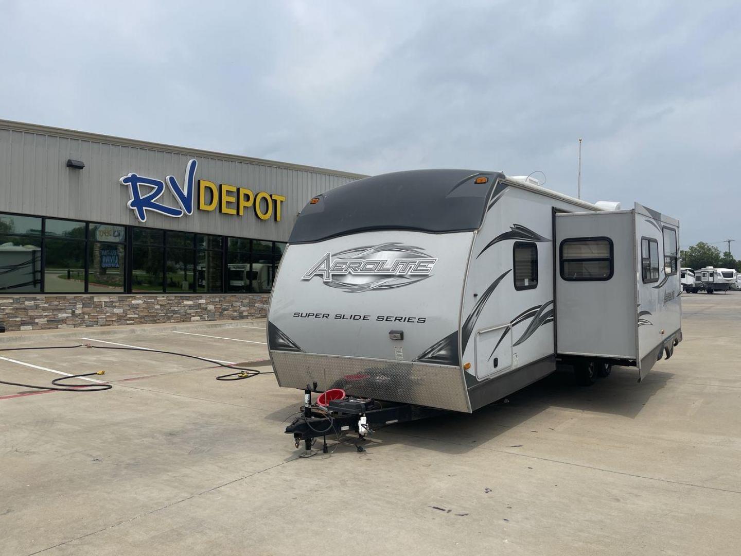 2012 WHITE AEROLITE 272RBSS (47CTAEP27CK) , Length: 31 ft. | Dry Weight: 6,106 lbs. | Slides: 1 transmission, located at 4319 N Main Street, Cleburne, TX, 76033, (817) 221-0660, 32.435829, -97.384178 - The 2012 Aerolite 272RBSS is a dual-axle steel wheel set-up that measures exactly 31 ft. in length. It has a dry weight of 6,106 lbs. and a payload capacity of 1,494 lbs. Its exterior is a base color of silver with black and gray accents. This unit features a rear bathroom front bedroom set-up. T - Photo#0