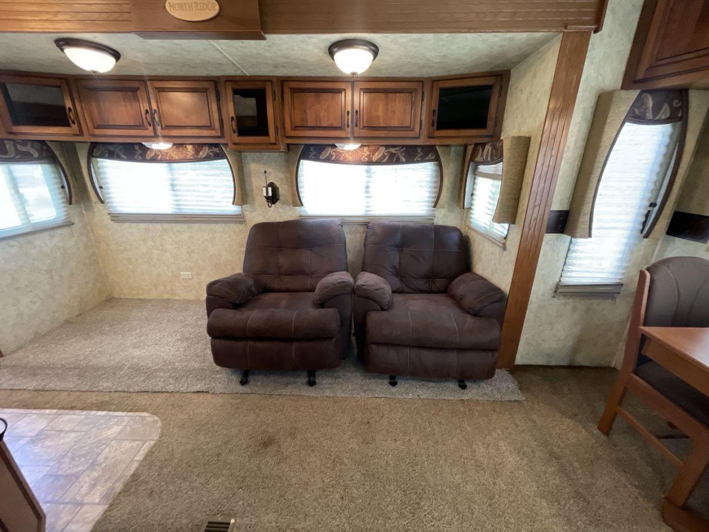 2012 COACHMEN NORTH RIDGE 320RLQ (5ZT3NRXB6CA) , Length: 37.17 ft. | Dry Weight: 10,405 lbs. | Gross Weight: 15,000 lbs. | Slides: 4 transmission, located at 4319 N Main Street, Cleburne, TX, 76033, (817) 221-0660, 32.435829, -97.384178 - The 2012 Coachmen North Ridge 320RLQ is a 37-foot fifth wheel with four slides and an aluminum frame. With the quadruple slides, space and storage will never be an issue! The unit also comes with automatic heating and cooling rated at 40,000 and 15,000 BTUs, respectively. The interior has beautiful - Photo#13