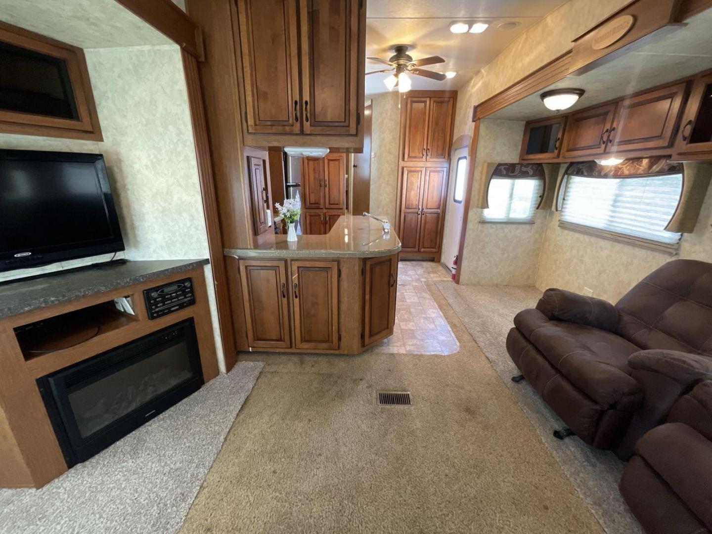 2012 COACHMEN NORTH RIDGE 320RLQ (5ZT3NRXB6CA) , Length: 37.17 ft. | Dry Weight: 10,405 lbs. | Gross Weight: 15,000 lbs. | Slides: 4 transmission, located at 4319 N Main Street, Cleburne, TX, 76033, (817) 221-0660, 32.435829, -97.384178 - The 2012 Coachmen North Ridge 320RLQ is a 37-foot fifth wheel with four slides and an aluminum frame. With the quadruple slides, space and storage will never be an issue! The unit also comes with automatic heating and cooling rated at 40,000 and 15,000 BTUs, respectively. The interior has beautiful - Photo#14