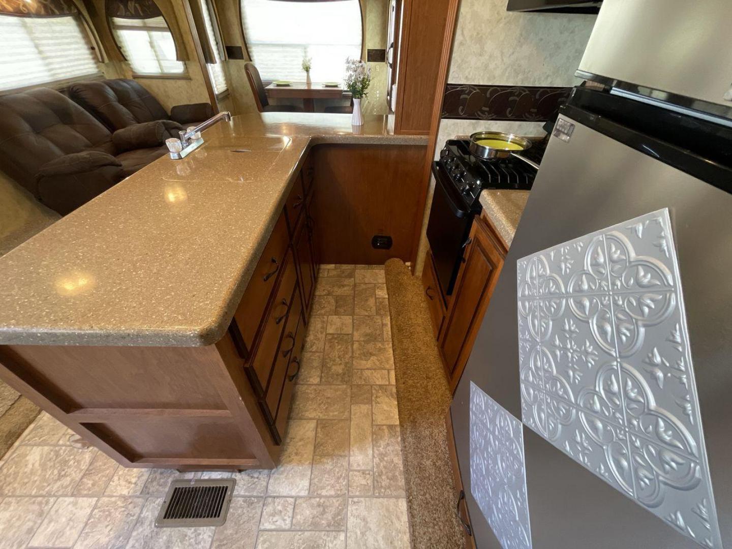 2012 COACHMEN NORTH RIDGE 320RLQ (5ZT3NRXB6CA) , Length: 37.17 ft. | Dry Weight: 10,405 lbs. | Gross Weight: 15,000 lbs. | Slides: 4 transmission, located at 4319 N Main Street, Cleburne, TX, 76033, (817) 221-0660, 32.435829, -97.384178 - The 2012 Coachmen North Ridge 320RLQ is a 37-foot fifth wheel with four slides and an aluminum frame. With the quadruple slides, space and storage will never be an issue! The unit also comes with automatic heating and cooling rated at 40,000 and 15,000 BTUs, respectively. The interior has beautiful - Photo#19