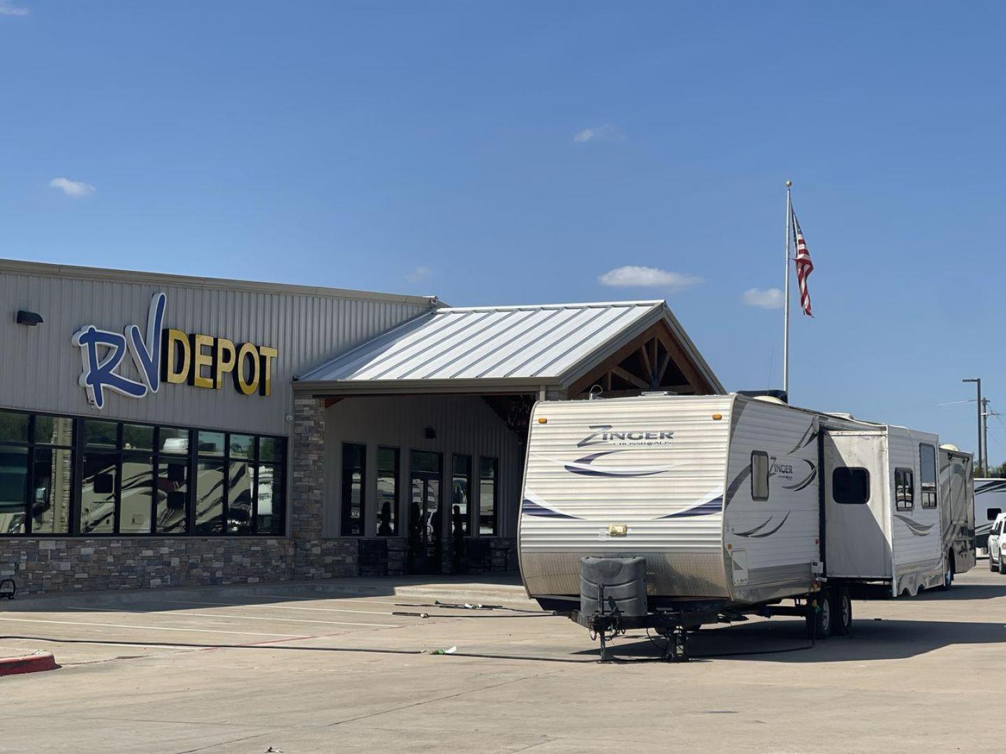 2012 CROSSROAD ZINGER 300RK - (4V0TC3024CA) , Length: 33.67 ft. | Dry Weight: 6,917 lbs. | Slides: 1 transmission, located at 4319 N Main Street, Cleburne, TX, 76033, (817) 221-0660, 32.435829, -97.384178 - The 2012 Crossroads Zinger 300RK is a well-designed travel trailer. At 33.67 ft long, this trailer offers a rear kitchen layout, slide-out living space, and a variety of amenities designed to make your home on the road as comfortable as possible. It showcases a sleek exterior with white aluminum sid - Photo#0