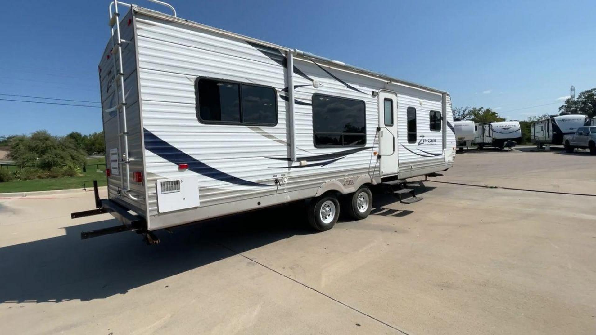 2012 CROSSROAD ZINGER 300RK - (4V0TC3024CA) , Length: 33.67 ft. | Dry Weight: 6,917 lbs. | Slides: 1 transmission, located at 4319 N Main Street, Cleburne, TX, 76033, (817) 221-0660, 32.435829, -97.384178 - The 2012 Crossroads Zinger 300RK is a well-designed travel trailer. At 33.67 ft long, this trailer offers a rear kitchen layout, slide-out living space, and a variety of amenities designed to make your home on the road as comfortable as possible. It showcases a sleek exterior with white aluminum sid - Photo#1