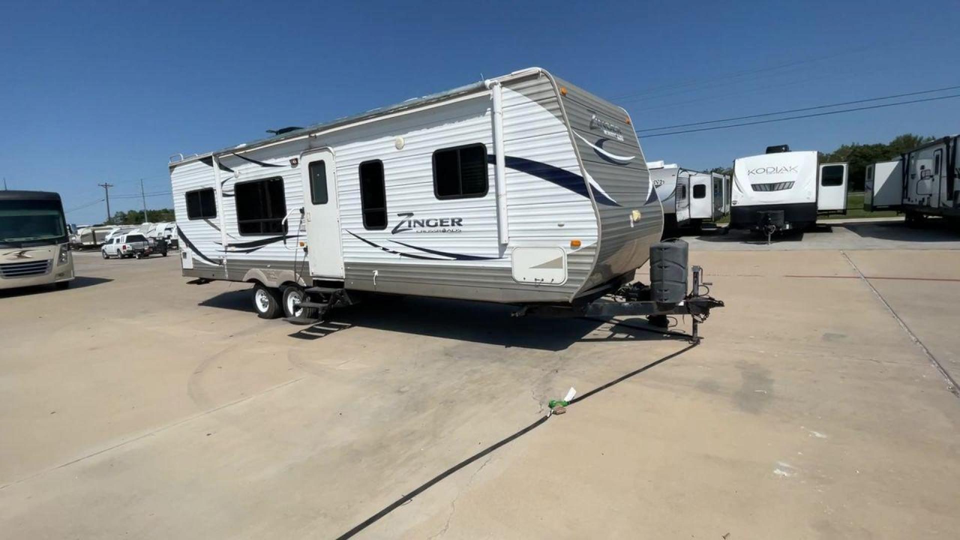 2012 CROSSROAD ZINGER 300RK - (4V0TC3024CA) , Length: 33.67 ft. | Dry Weight: 6,917 lbs. | Slides: 1 transmission, located at 4319 N Main Street, Cleburne, TX, 76033, (817) 221-0660, 32.435829, -97.384178 - The 2012 Crossroads Zinger 300RK is a well-designed travel trailer. At 33.67 ft long, this trailer offers a rear kitchen layout, slide-out living space, and a variety of amenities designed to make your home on the road as comfortable as possible. It showcases a sleek exterior with white aluminum sid - Photo#3