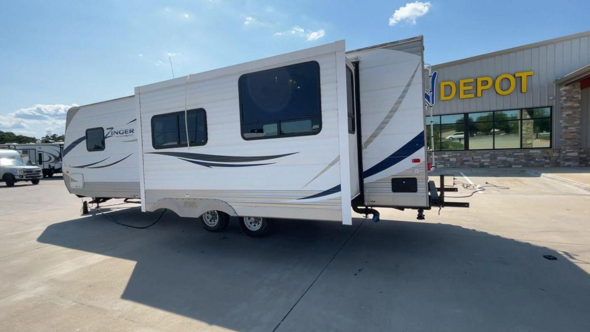 2012 CROSSROAD ZINGER 300RK - (4V0TC3024CA) , Length: 33.67 ft. | Dry Weight: 6,917 lbs. | Slides: 1 transmission, located at 4319 N Main Street, Cleburne, TX, 76033, (817) 221-0660, 32.435829, -97.384178 - The 2012 Crossroads Zinger 300RK is a well-designed travel trailer. At 33.67 ft long, this trailer offers a rear kitchen layout, slide-out living space, and a variety of amenities designed to make your home on the road as comfortable as possible. It showcases a sleek exterior with white aluminum sid - Photo#7