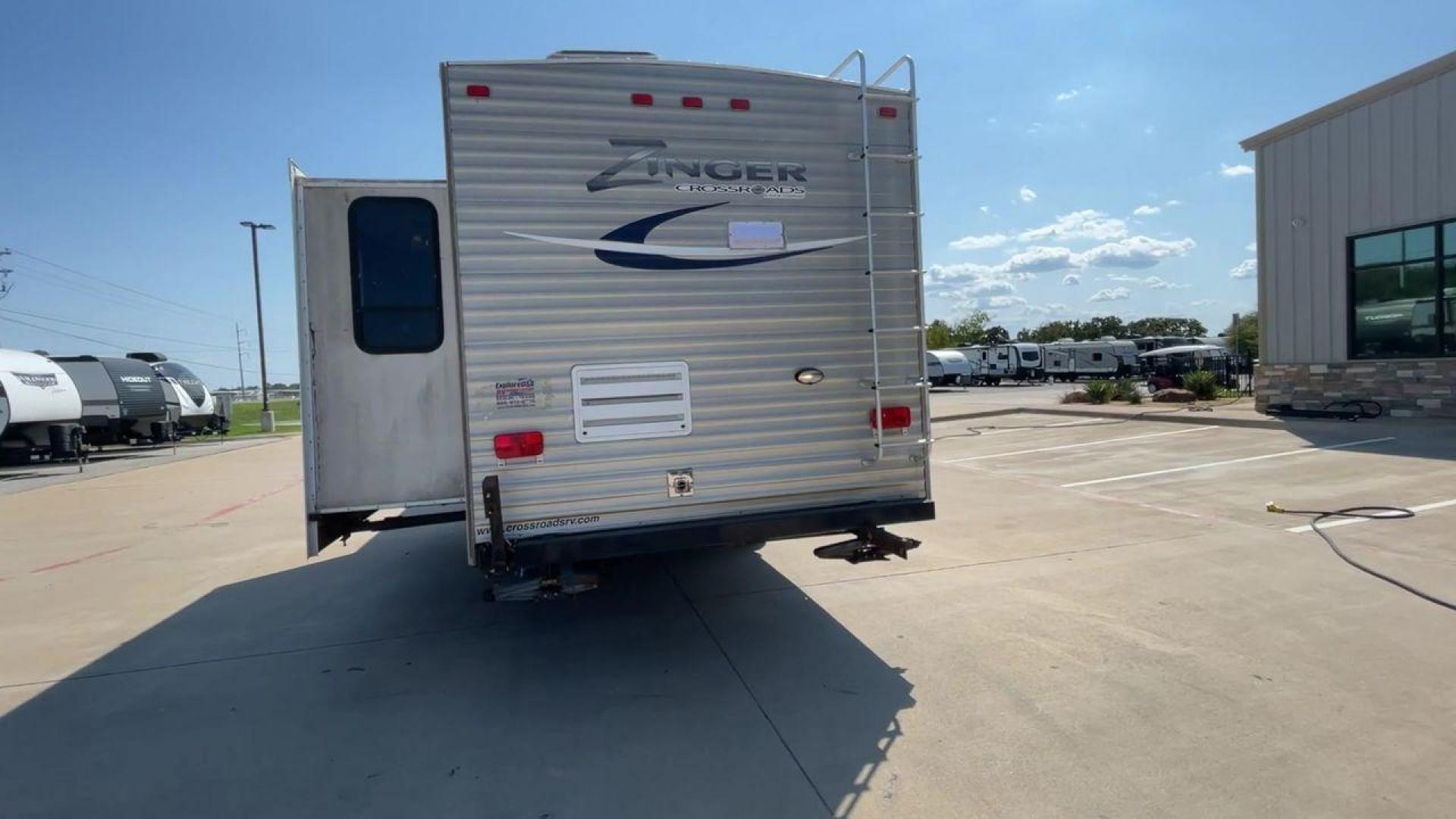 2012 CROSSROAD ZINGER 300RK - (4V0TC3024CA) , Length: 33.67 ft. | Dry Weight: 6,917 lbs. | Slides: 1 transmission, located at 4319 N Main Street, Cleburne, TX, 76033, (817) 221-0660, 32.435829, -97.384178 - The 2012 Crossroads Zinger 300RK is a well-designed travel trailer. At 33.67 ft long, this trailer offers a rear kitchen layout, slide-out living space, and a variety of amenities designed to make your home on the road as comfortable as possible. It showcases a sleek exterior with white aluminum sid - Photo#8