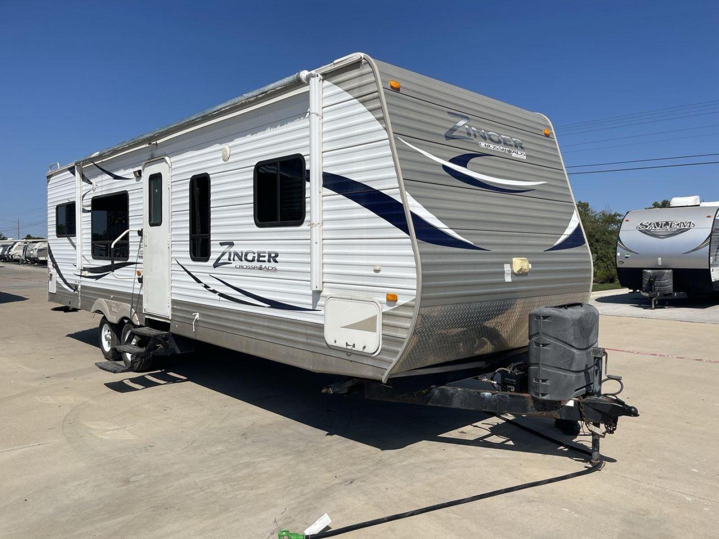 2012 CROSSROAD ZINGER 300RK - (4V0TC3024CA) , Length: 33.67 ft. | Dry Weight: 6,917 lbs. | Slides: 1 transmission, located at 4319 N Main Street, Cleburne, TX, 76033, (817) 221-0660, 32.435829, -97.384178 - The 2012 Crossroads Zinger 300RK is a well-designed travel trailer. At 33.67 ft long, this trailer offers a rear kitchen layout, slide-out living space, and a variety of amenities designed to make your home on the road as comfortable as possible. It showcases a sleek exterior with white aluminum sid - Photo#23