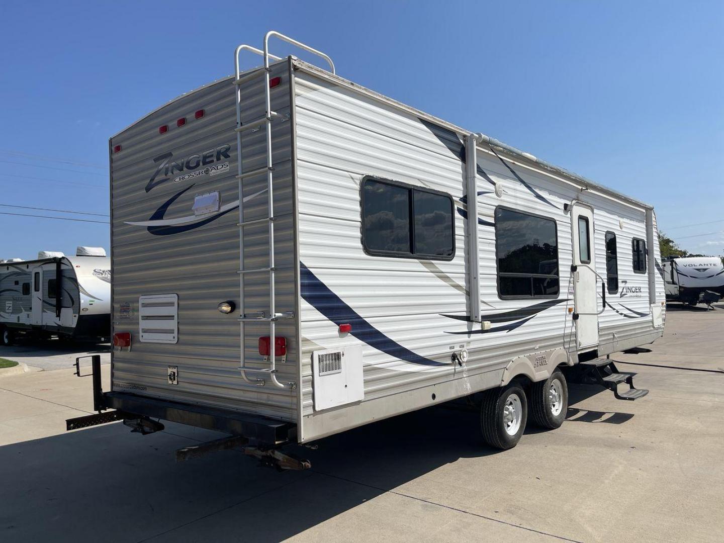 2012 CROSSROAD ZINGER 300RK - (4V0TC3024CA) , Length: 33.67 ft. | Dry Weight: 6,917 lbs. | Slides: 1 transmission, located at 4319 N Main Street, Cleburne, TX, 76033, (817) 221-0660, 32.435829, -97.384178 - The 2012 Crossroads Zinger 300RK is a well-designed travel trailer. At 33.67 ft long, this trailer offers a rear kitchen layout, slide-out living space, and a variety of amenities designed to make your home on the road as comfortable as possible. It showcases a sleek exterior with white aluminum sid - Photo#25