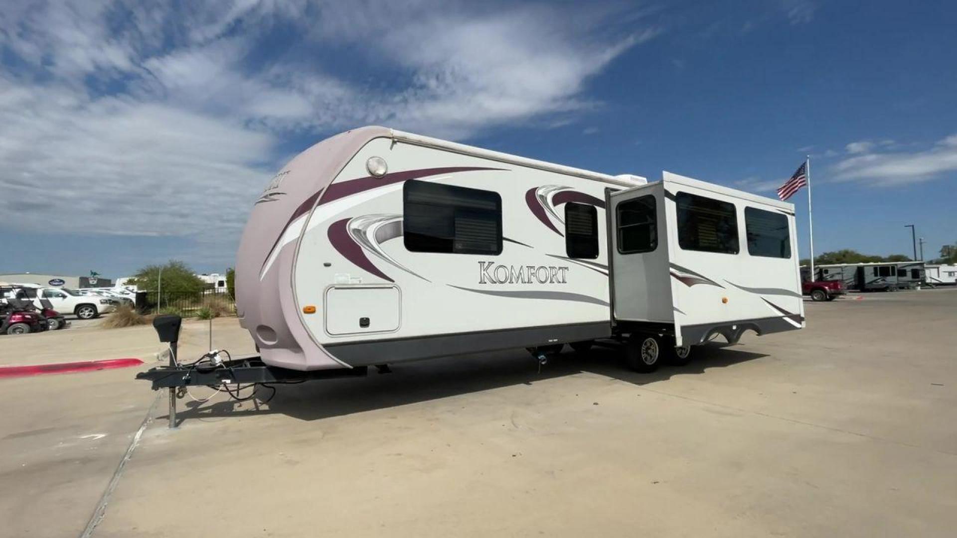 2012 TAN DUTCHMEN KOMFORT 2720RL (47CTKMR22CP) , Length: 34 ft. | Dry Weight: 7,212 lbs. | Gross Weight: 11,176 lbs. | Slides: 1 transmission, located at 4319 N Main Street, Cleburne, TX, 76033, (817) 221-0660, 32.435829, -97.384178 - This 2012 Dutchmen Komfort 2720RL travel trailer has dimensions of 34 ft. in length, eight ft. in width, and 11.5 ft. in height. It has a dry weight of 7,212 lbs., a payload capacity of 3,964 lbs., and a hitch weight of 963 lbs. The exterior of this travel trailer has a base color of white with a si - Photo#5