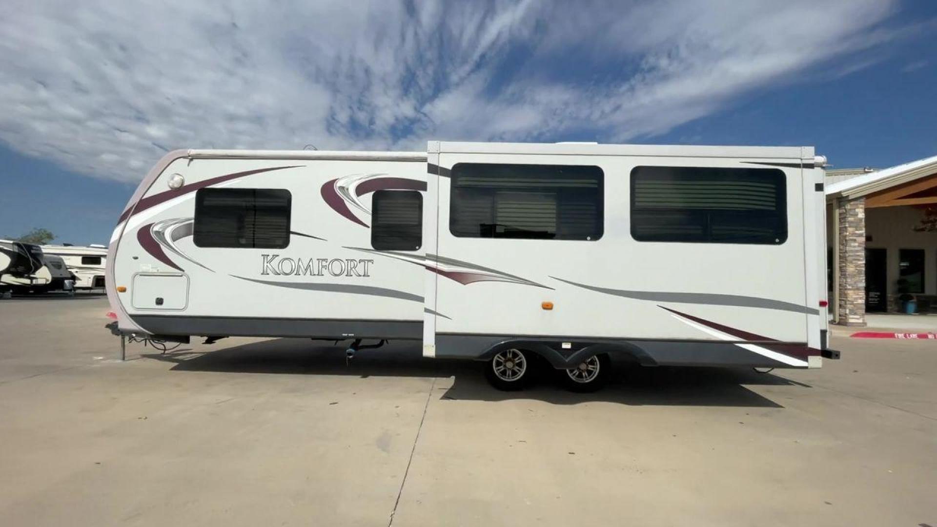 2012 TAN DUTCHMEN KOMFORT 2720RL (47CTKMR22CP) , Length: 34 ft. | Dry Weight: 7,212 lbs. | Gross Weight: 11,176 lbs. | Slides: 1 transmission, located at 4319 N Main Street, Cleburne, TX, 76033, (817) 221-0660, 32.435829, -97.384178 - This 2012 Dutchmen Komfort 2720RL travel trailer has dimensions of 34 ft. in length, eight ft. in width, and 11.5 ft. in height. It has a dry weight of 7,212 lbs., a payload capacity of 3,964 lbs., and a hitch weight of 963 lbs. The exterior of this travel trailer has a base color of white with a si - Photo#6