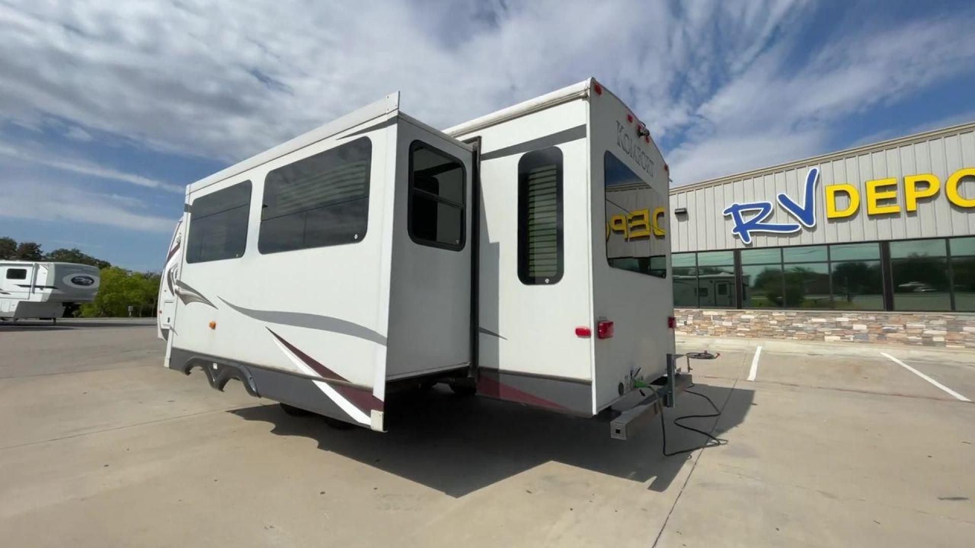 2012 TAN DUTCHMEN KOMFORT 2720RL (47CTKMR22CP) , Length: 34 ft. | Dry Weight: 7,212 lbs. | Gross Weight: 11,176 lbs. | Slides: 1 transmission, located at 4319 N Main Street, Cleburne, TX, 76033, (817) 221-0660, 32.435829, -97.384178 - This 2012 Dutchmen Komfort 2720RL travel trailer has dimensions of 34 ft. in length, eight ft. in width, and 11.5 ft. in height. It has a dry weight of 7,212 lbs., a payload capacity of 3,964 lbs., and a hitch weight of 963 lbs. The exterior of this travel trailer has a base color of white with a si - Photo#7