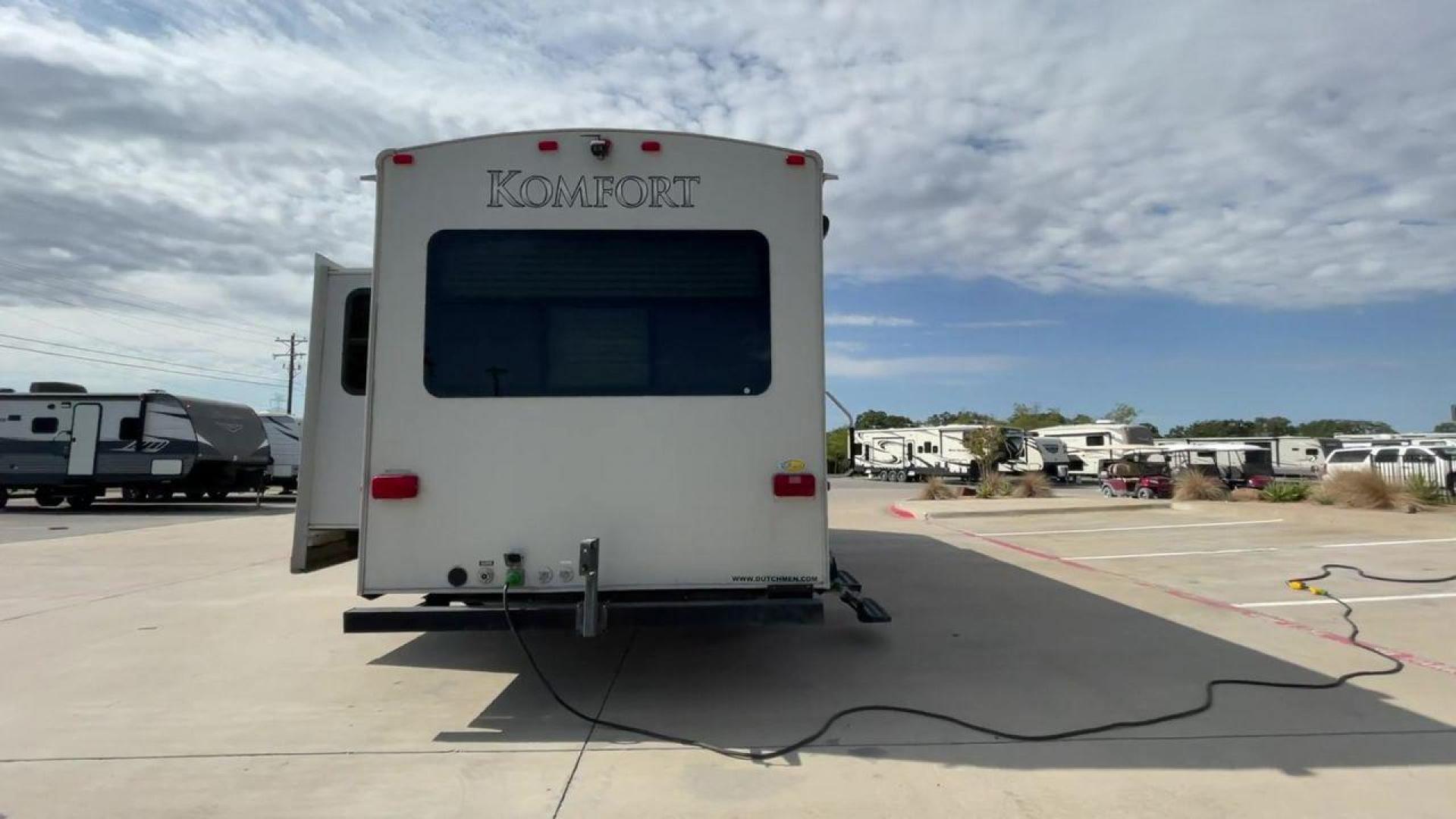 2012 TAN DUTCHMEN KOMFORT 2720RL (47CTKMR22CP) , Length: 34 ft. | Dry Weight: 7,212 lbs. | Gross Weight: 11,176 lbs. | Slides: 1 transmission, located at 4319 N Main Street, Cleburne, TX, 76033, (817) 221-0660, 32.435829, -97.384178 - This 2012 Dutchmen Komfort 2720RL travel trailer has dimensions of 34 ft. in length, eight ft. in width, and 11.5 ft. in height. It has a dry weight of 7,212 lbs., a payload capacity of 3,964 lbs., and a hitch weight of 963 lbs. The exterior of this travel trailer has a base color of white with a si - Photo#8