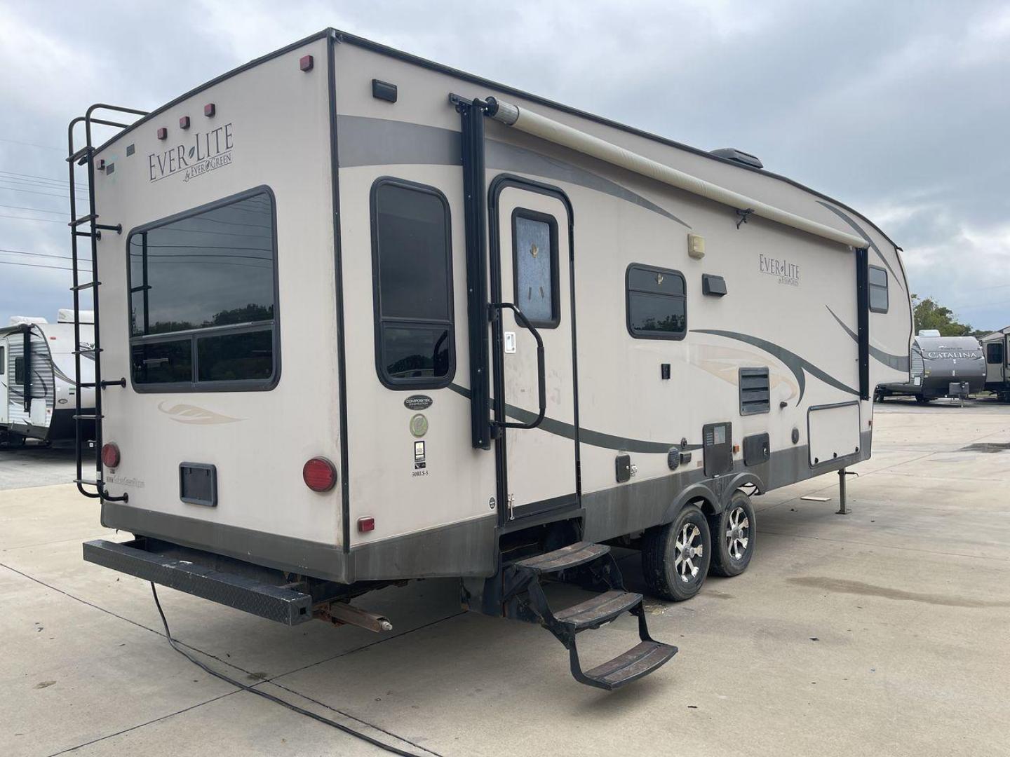 2012 BROWN EVERLITE EVERGREEN 30RLS-5 - (5ZWFE3120C1) , Length: 30.92 ft. | Dry Weight: 7,570 lbs. | Gross Weight: 9,895 lbs. | Slides: 1 transmission, located at 4319 N Main Street, Cleburne, TX, 76033, (817) 221-0660, 32.435829, -97.384178 - Discover the perfect blend of comfort and innovation with the 2012 EverLite EverGreen 30RLS-5 Fifth Wheel. Crafted with an emphasis on lightweight design and eco-friendly materials, this fifth wheel offers a spacious and eco-conscious home on wheels for your travels. This unit measures 30.92 ft i - Photo#24