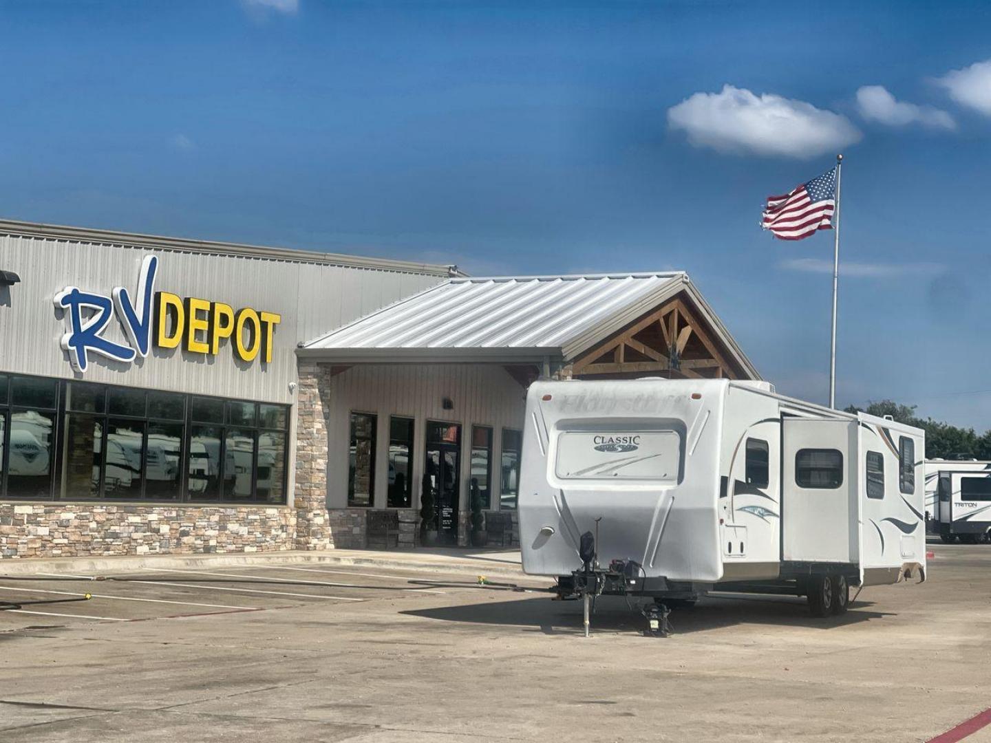 2012 FLAGSTAFF 831BHDS - (4X4TFLG20C1) , Length: 34.25 ft. | Dry Weight: 6,974 lbs. | Gross Weight: 8,650 lbs. | Slides: 2 transmission, located at 4319 N Main Street, Cleburne, TX, 76033, (817) 221-0660, 32.435829, -97.384178 - Photo#0