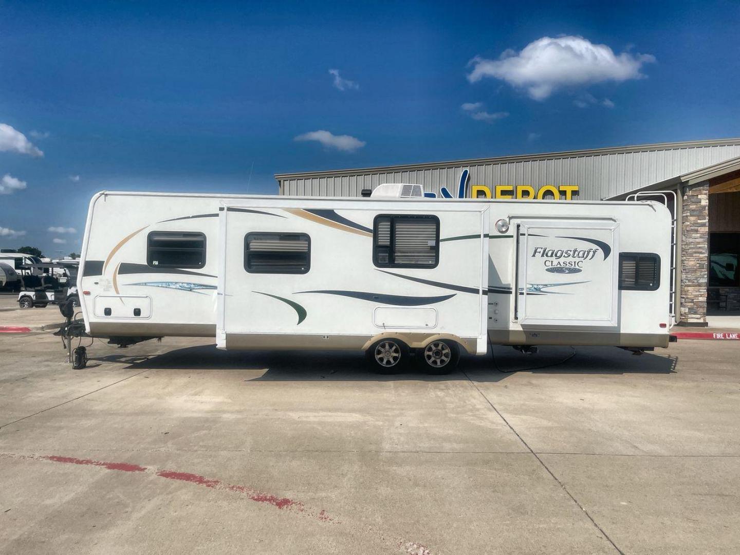 2012 FLAGSTAFF 831BHDS - (4X4TFLG20C1) , Length: 34.25 ft. | Dry Weight: 6,974 lbs. | Gross Weight: 8,650 lbs. | Slides: 2 transmission, located at 4319 N Main Street, Cleburne, TX, 76033, (817) 221-0660, 32.435829, -97.384178 - Photo#23