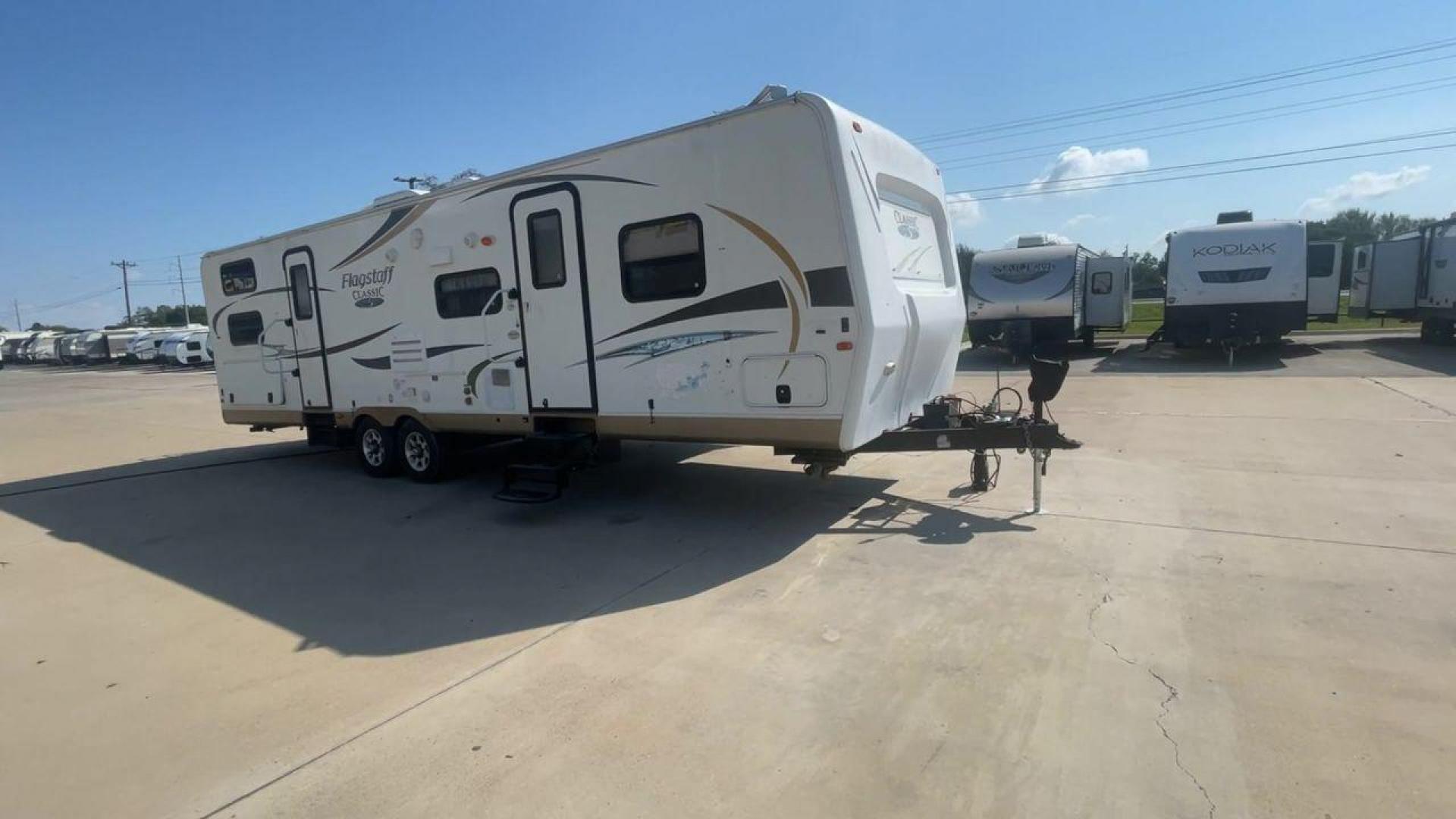 2012 FLAGSTAFF 831BHDS - (4X4TFLG20C1) , Length: 34.25 ft. | Dry Weight: 6,974 lbs. | Gross Weight: 8,650 lbs. | Slides: 2 transmission, located at 4319 N Main Street, Cleburne, TX, 76033, (817) 221-0660, 32.435829, -97.384178 - Photo#3