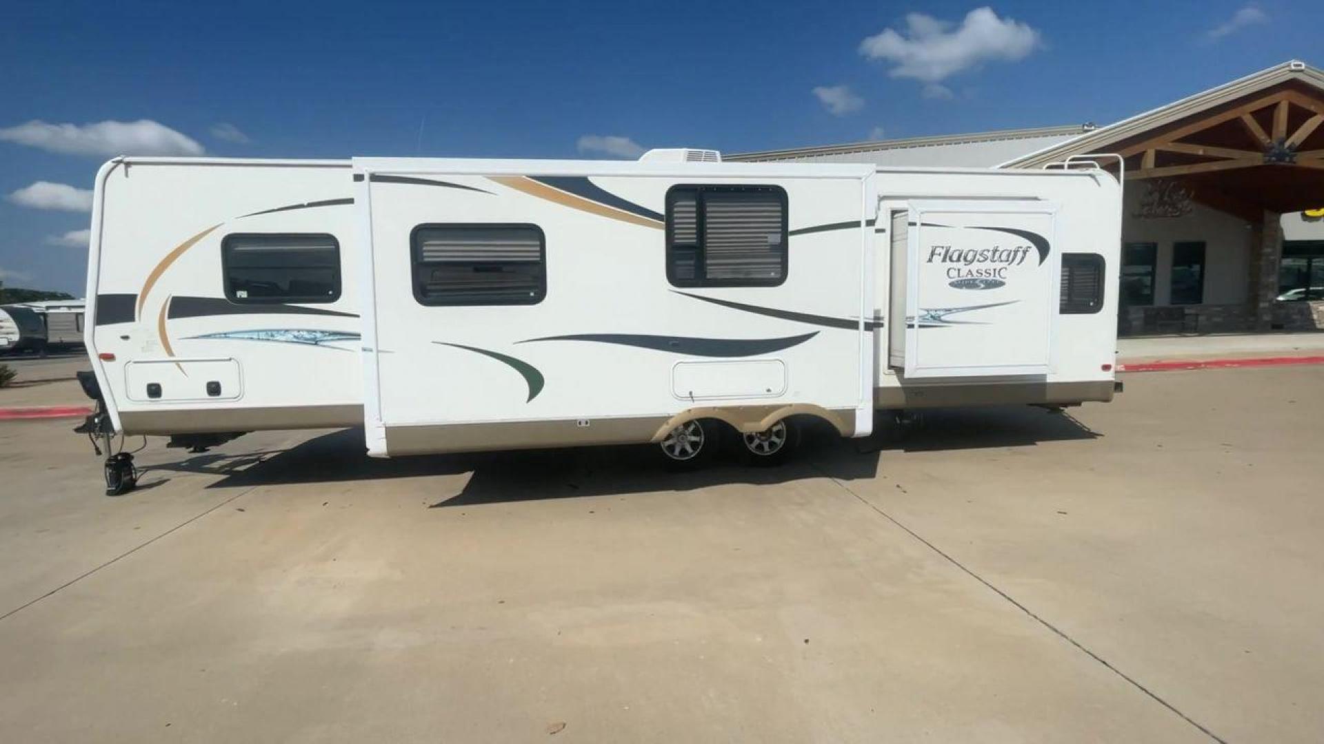 2012 FLAGSTAFF 831BHDS - (4X4TFLG20C1) , Length: 34.25 ft. | Dry Weight: 6,974 lbs. | Gross Weight: 8,650 lbs. | Slides: 2 transmission, located at 4319 N Main Street, Cleburne, TX, 76033, (817) 221-0660, 32.435829, -97.384178 - Photo#6