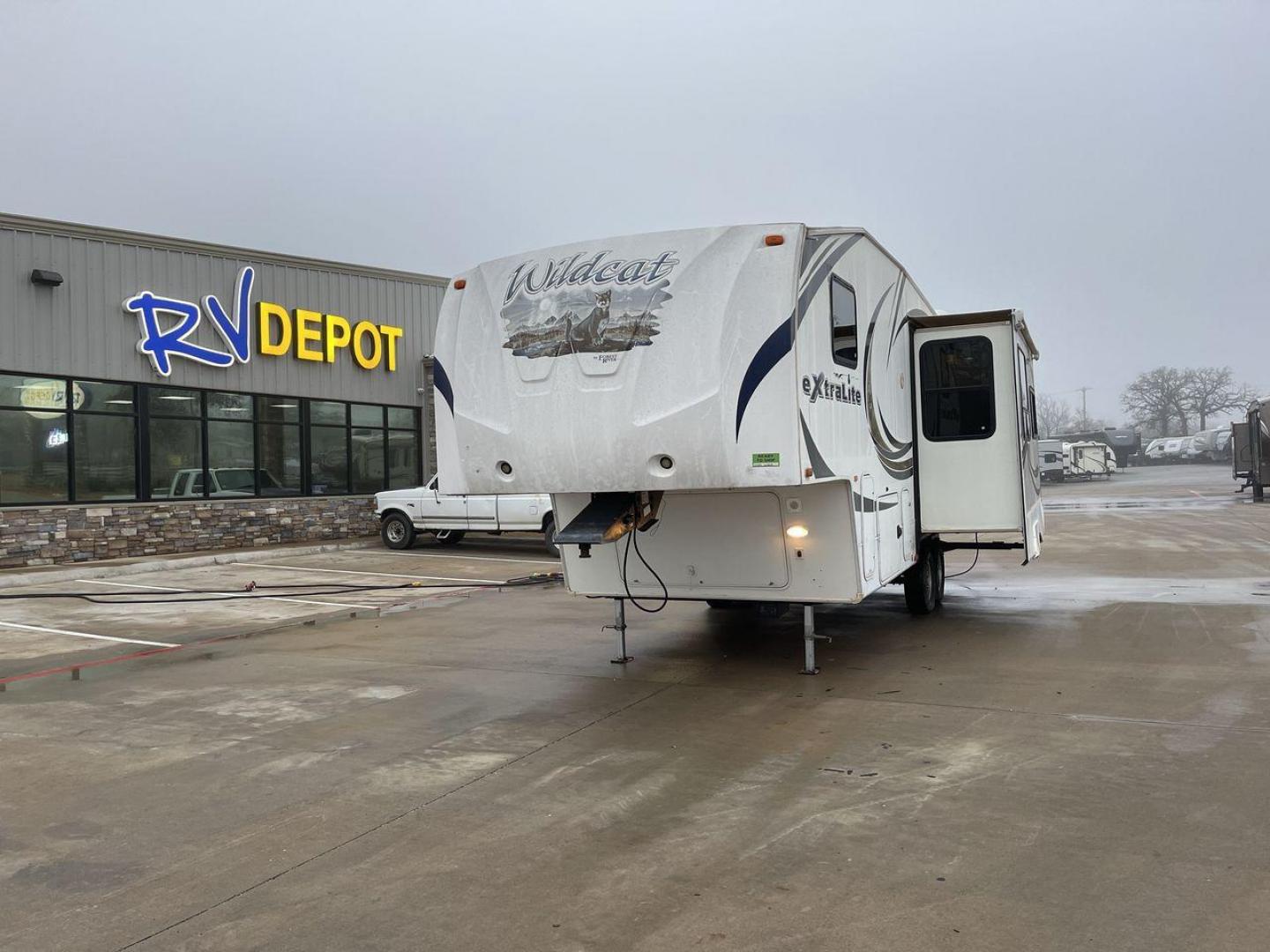 2012 WHITE FOREST RIVER WILDCAT F271RLX (4X4FWCD27CT) , Length: 29.42 ft. | Dry Weight: 7,414 lbs. | Gross Weight: 11,240 lbs. | Slides: 1 transmission, located at 4319 N Main Street, Cleburne, TX, 76033, (817) 221-0660, 32.435829, -97.384178 - Photo#0