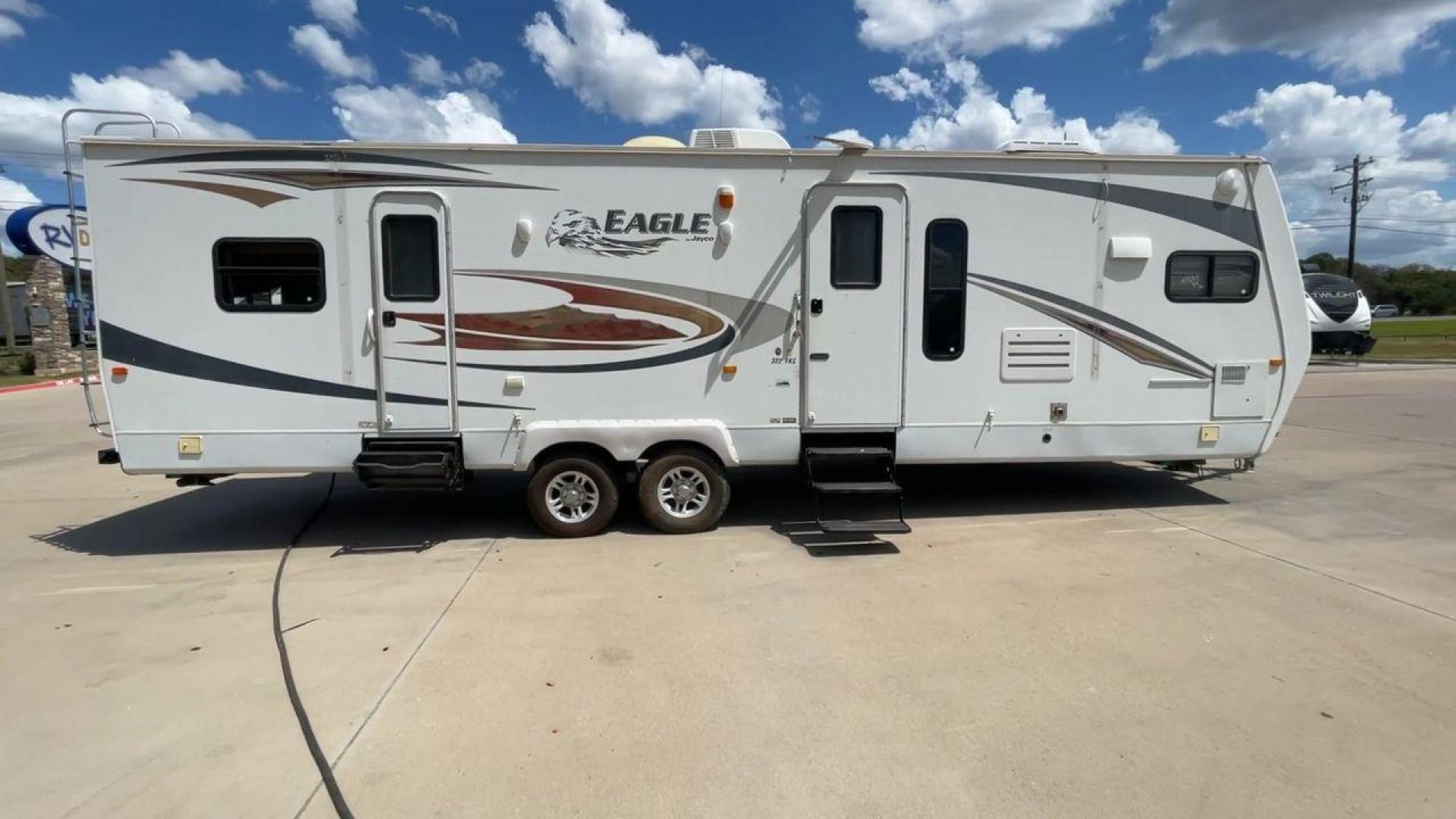 2012 WHITE JAYCO EAGLE 322FKS (1UJBJ0BR3C1) , Length: 33.92 ft. | Dry Weight: 7,835 lbs. | Gross Weight: 10,250 lbs. | Slides: 2 transmission, located at 4319 N Main Street, Cleburne, TX, 76033, (817) 221-0660, 32.435829, -97.384178 - The 2012 Jayco Eagle 322FKS is a dual-axle aluminum wheel set-up that measures 33.92 ft. in length. It has a dry weight of 7,835 lbs. and a GVWR of 10,250 lbs. Its exterior is a base color of white with gray, black and gold accents. This trailer has 2 slides. This Jayco has a rear bedroom, front - Photo#2