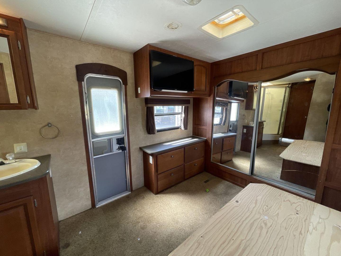 2012 WHITE JAYCO EAGLE 322FKS (1UJBJ0BR3C1) , Length: 33.92 ft. | Dry Weight: 7,835 lbs. | Gross Weight: 10,250 lbs. | Slides: 2 transmission, located at 4319 N Main Street, Cleburne, TX, 76033, (817) 221-0660, 32.435829, -97.384178 - The 2012 Jayco Eagle 322FKS is a dual-axle aluminum wheel set-up that measures 33.92 ft. in length. It has a dry weight of 7,835 lbs. and a GVWR of 10,250 lbs. Its exterior is a base color of white with gray, black and gold accents. This trailer has 2 slides. This Jayco has a rear bedroom, front - Photo#18