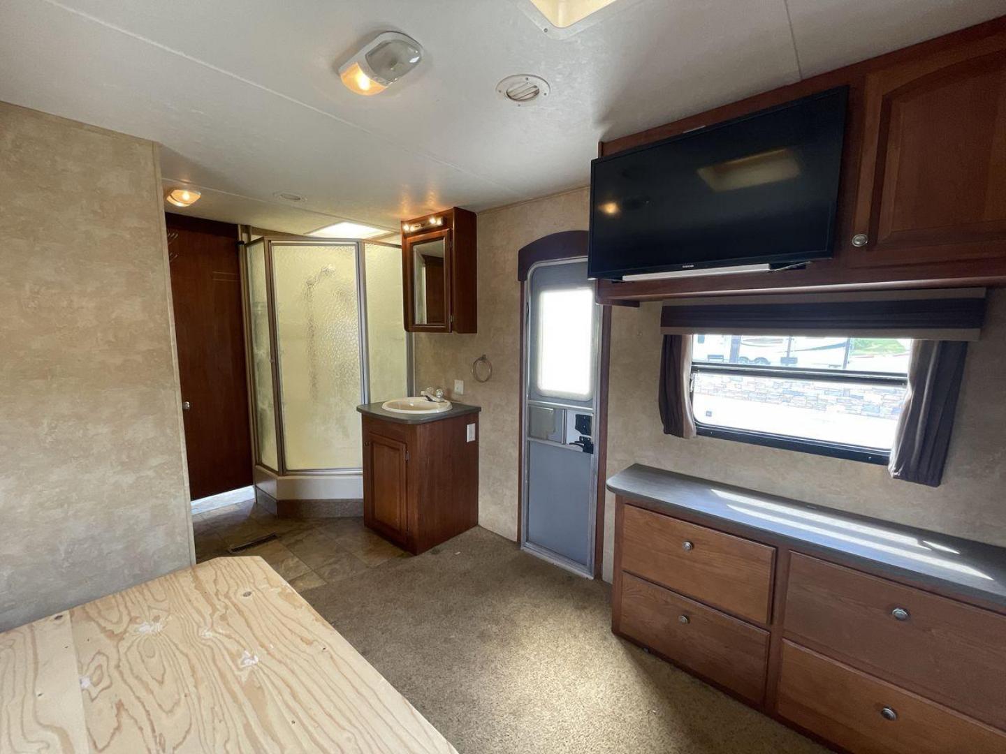 2012 WHITE JAYCO EAGLE 322FKS (1UJBJ0BR3C1) , Length: 33.92 ft. | Dry Weight: 7,835 lbs. | Gross Weight: 10,250 lbs. | Slides: 2 transmission, located at 4319 N Main Street, Cleburne, TX, 76033, (817) 221-0660, 32.435829, -97.384178 - The 2012 Jayco Eagle 322FKS is a dual-axle aluminum wheel set-up that measures 33.92 ft. in length. It has a dry weight of 7,835 lbs. and a GVWR of 10,250 lbs. Its exterior is a base color of white with gray, black and gold accents. This trailer has 2 slides. This Jayco has a rear bedroom, front - Photo#19