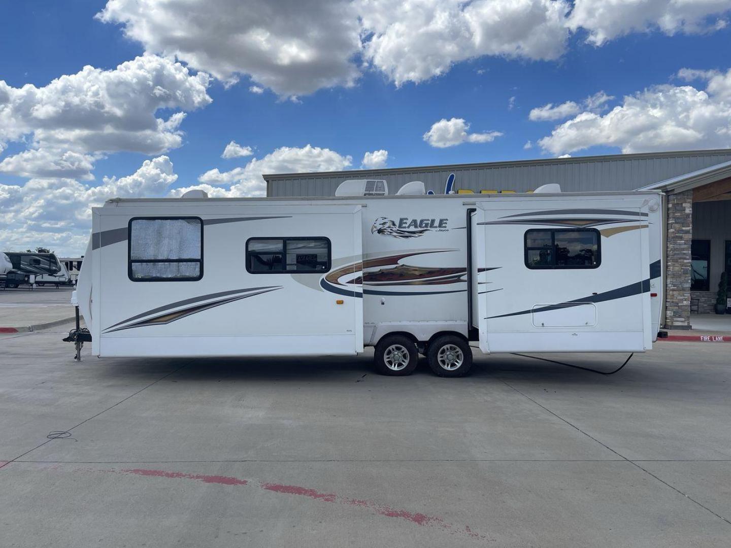 2012 WHITE JAYCO EAGLE 322FKS (1UJBJ0BR3C1) , Length: 33.92 ft. | Dry Weight: 7,835 lbs. | Gross Weight: 10,250 lbs. | Slides: 2 transmission, located at 4319 N Main Street, Cleburne, TX, 76033, (817) 221-0660, 32.435829, -97.384178 - The 2012 Jayco Eagle 322FKS is a dual-axle aluminum wheel set-up that measures 33.92 ft. in length. It has a dry weight of 7,835 lbs. and a GVWR of 10,250 lbs. Its exterior is a base color of white with gray, black and gold accents. This trailer has 2 slides. This Jayco has a rear bedroom, front - Photo#24