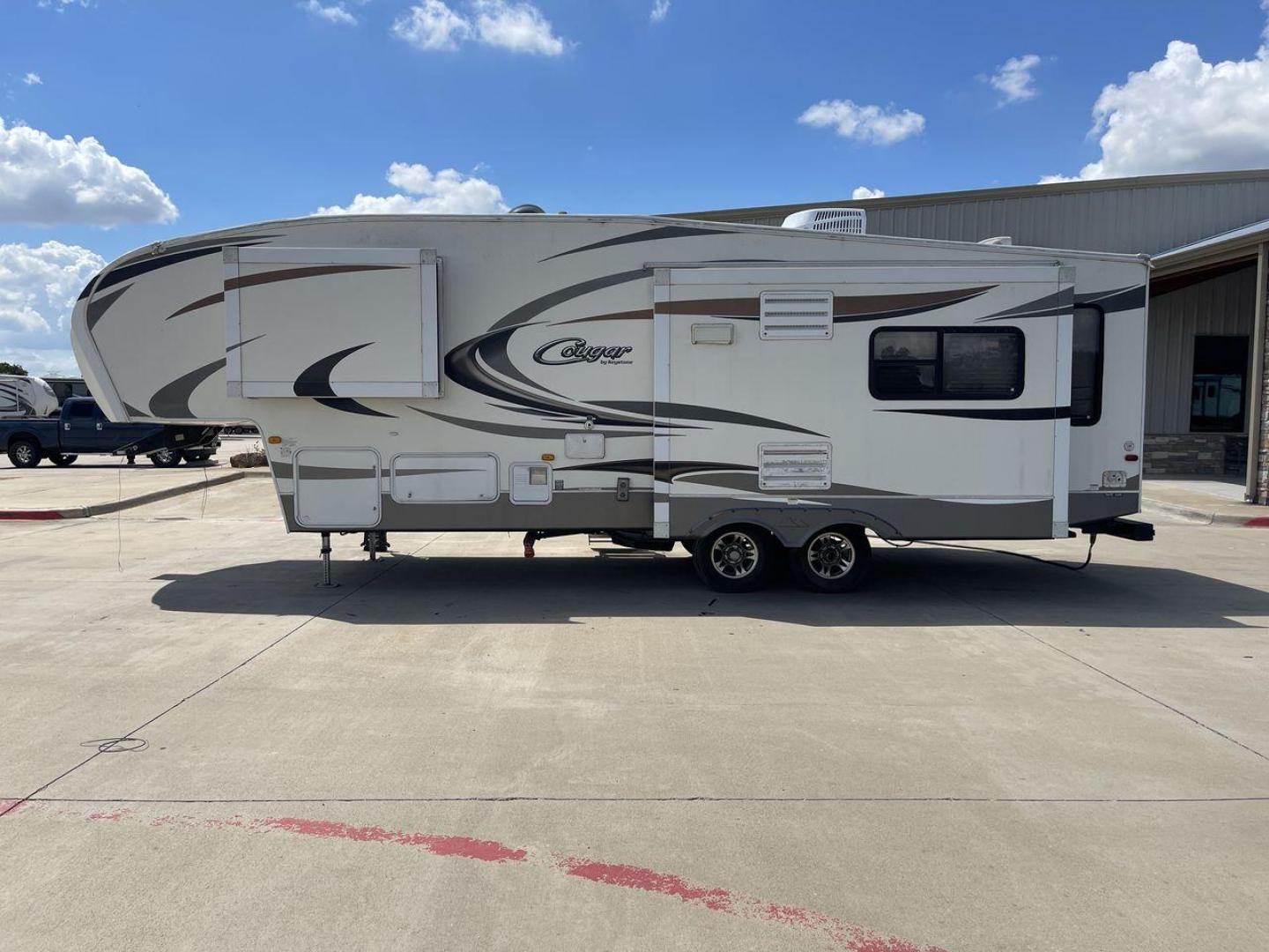 2012 BROWN KEYSTONE COUGAR 28SGS (4YDF28S25C2) , Length: 30.83 ft. | Dry Weight: 7,574 lbs. | Gross Weight: 10,000 lbs.| Slides: 3 transmission, located at 4319 N Main Street, Cleburne, TX, 76033, (817) 221-0660, 32.435829, -97.384178 - The 2012 Cougar 28SGS is a spacious fifth wheel that offers both comfort and style for your travel adventures. At 30.83 feet in length, this trailer features a dry weight of 7,574 lbs. and a gross weight of 10,000 lbs., making it a versatile option for towing with various vehicles. The Cougar is equ - Photo#22