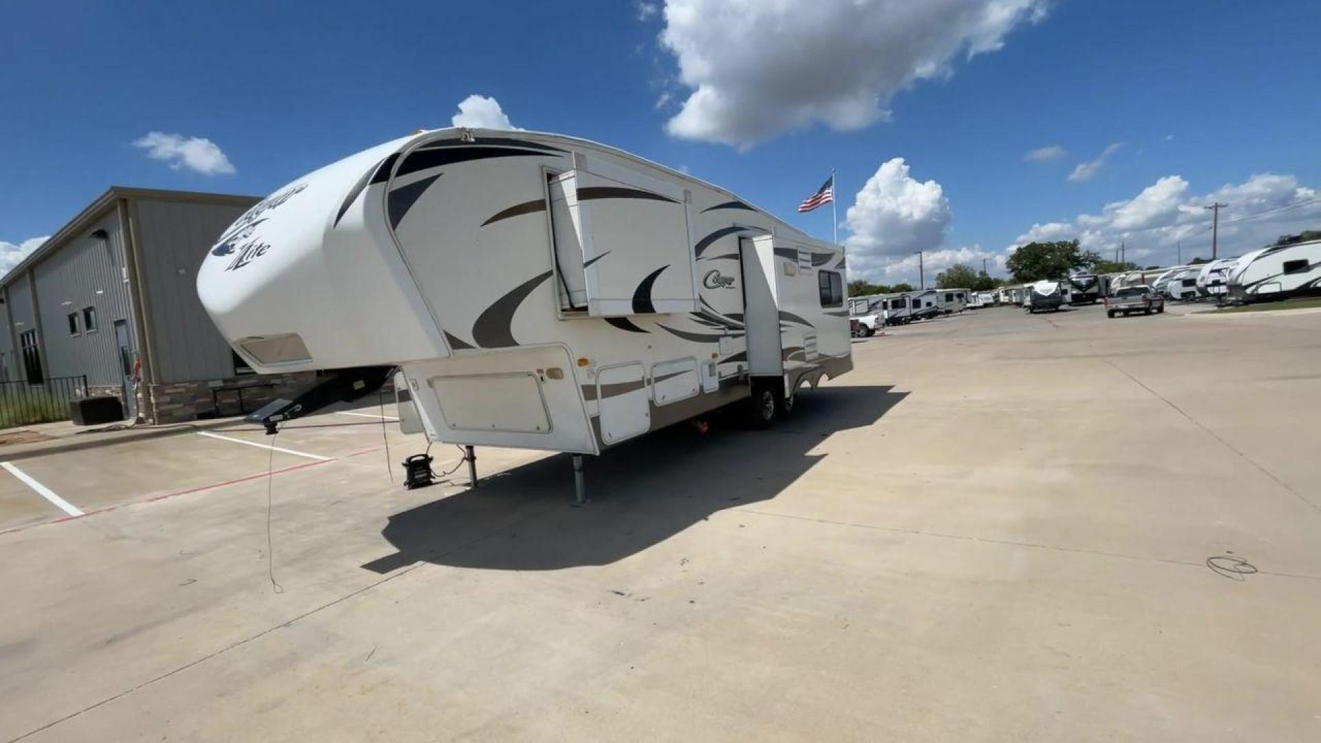 2012 BROWN KEYSTONE COUGAR 28SGS (4YDF28S25C2) , Length: 30.83 ft. | Dry Weight: 7,574 lbs. | Gross Weight: 10,000 lbs.| Slides: 3 transmission, located at 4319 N Main Street, Cleburne, TX, 76033, (817) 221-0660, 32.435829, -97.384178 - The 2012 Cougar 28SGS is a spacious fifth wheel that offers both comfort and style for your travel adventures. At 30.83 feet in length, this trailer features a dry weight of 7,574 lbs. and a gross weight of 10,000 lbs., making it a versatile option for towing with various vehicles. The Cougar is equ - Photo#5