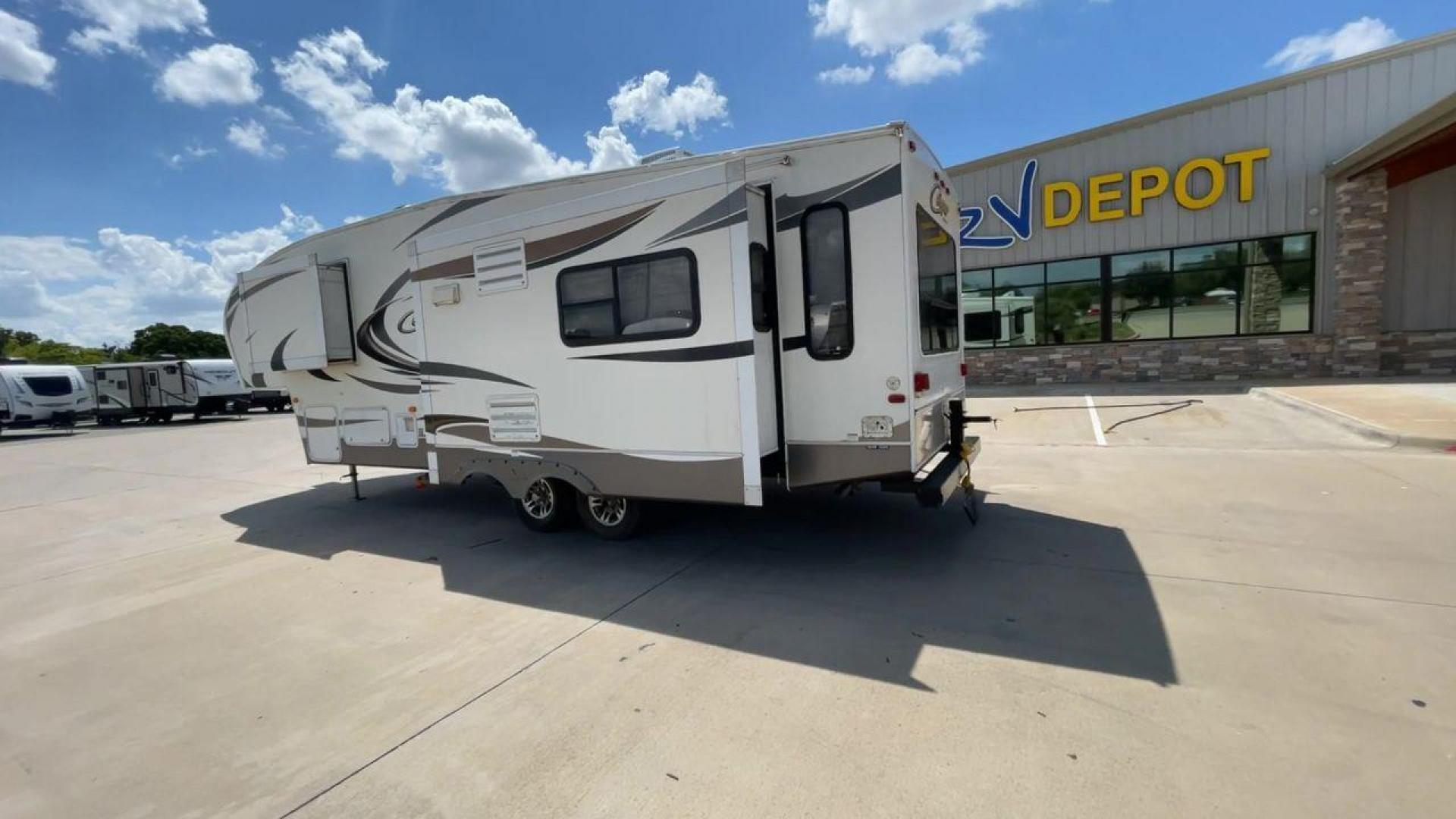 2012 BROWN KEYSTONE COUGAR 28SGS (4YDF28S25C2) , Length: 30.83 ft. | Dry Weight: 7,574 lbs. | Gross Weight: 10,000 lbs.| Slides: 3 transmission, located at 4319 N Main Street, Cleburne, TX, 76033, (817) 221-0660, 32.435829, -97.384178 - The 2012 Cougar 28SGS is a spacious fifth wheel that offers both comfort and style for your travel adventures. At 30.83 feet in length, this trailer features a dry weight of 7,574 lbs. and a gross weight of 10,000 lbs., making it a versatile option for towing with various vehicles. The Cougar is equ - Photo#7