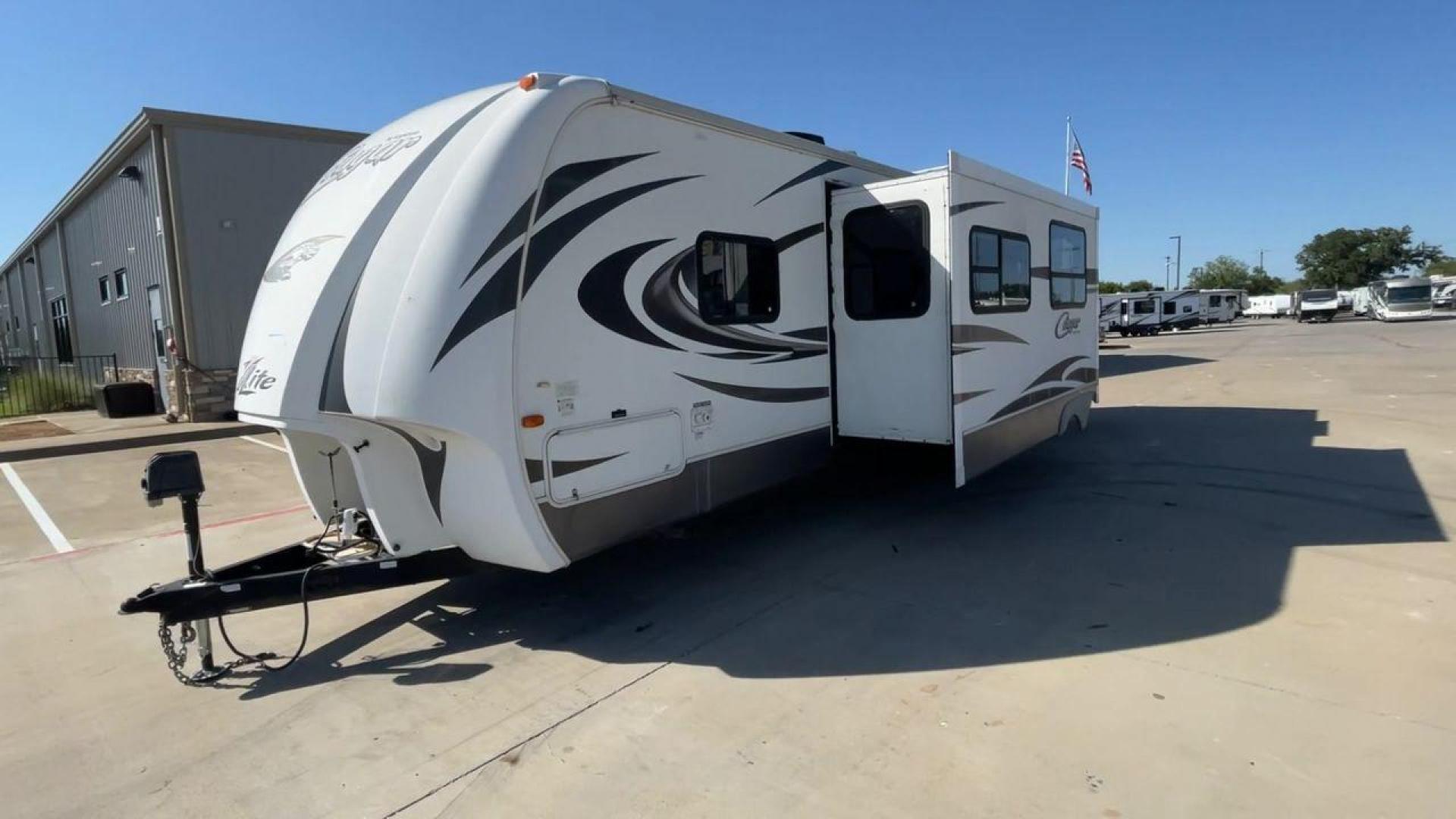 2012 KEYSTONE COUGAR 31SQB (4YDT31S28CW) , Length: 35.92 ft. | Dry Weight: 7,169 lbs. | Gross Weight: 9,000 lbs. | Slides: 2 transmission, located at 4319 N Main Street, Cleburne, TX, 76033, (817) 221-0660, 32.435829, -97.384178 - Experience the perfect blend of comfort, style, and functionality with the 2012 Keystone Cougar 31SQB. With a length of 35.92 ft., this RV is designed to provide your family with a home away from home. This unit ensures that you and your family have plenty of room to relax and enjoy your travels. Th - Photo#5