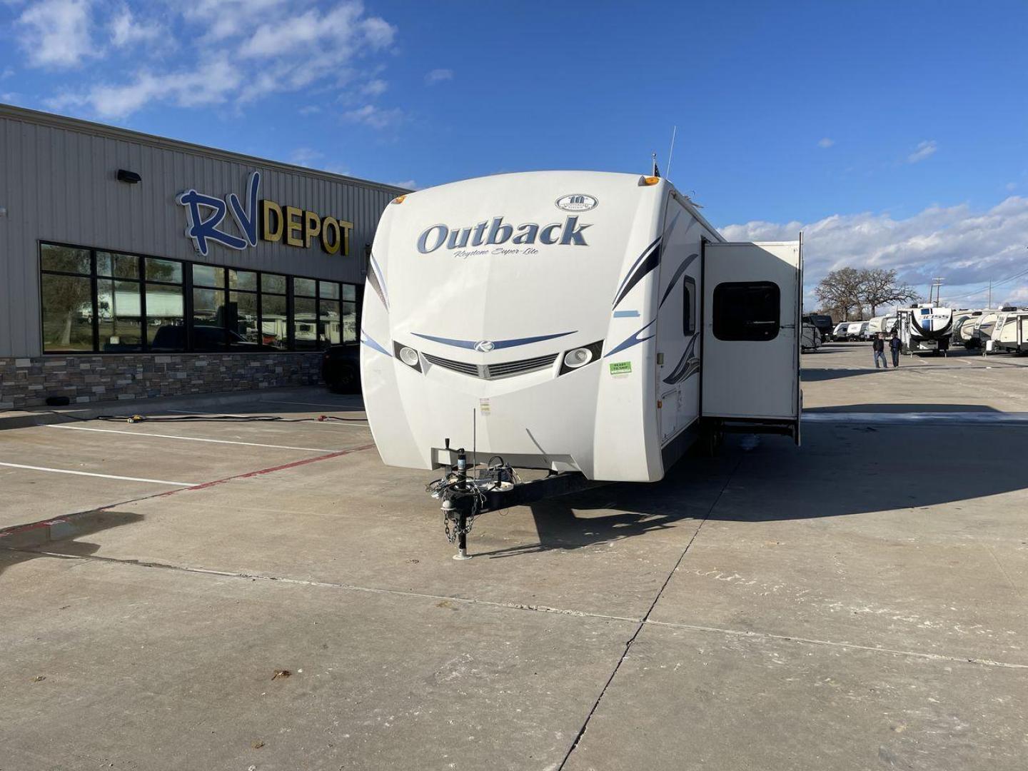 2012 WHITE KEYSTONE OUTBACK 292BH (4YDT29225CB) , Length: 32.75 | Dry Weight: 6,559 lbs. | Gross Weight: 8,200 lbs. | Slides: 1 transmission, located at 4319 N Main Street, Cleburne, TX, 76033, (817) 221-0660, 32.435829, -97.384178 - The 2012 Keystone Outback 292BH is a versatile and well-equipped travel trailer perfect for enjoyable family adventures. This model offers a great balance between spaciousness and towability, with a length of 32.75 feet and a dry weight of 6,559 pounds. With a single slide, the Outback 292BH provide - Photo#0