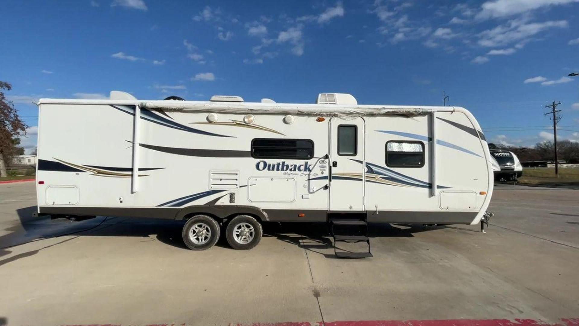 2012 WHITE KEYSTONE OUTBACK 292BH (4YDT29225CB) , Length: 32.75 | Dry Weight: 6,559 lbs. | Gross Weight: 8,200 lbs. | Slides: 1 transmission, located at 4319 N Main Street, Cleburne, TX, 76033, (817) 221-0660, 32.435829, -97.384178 - The 2012 Keystone Outback 292BH is a versatile and well-equipped travel trailer perfect for enjoyable family adventures. This model offers a great balance between spaciousness and towability, with a length of 32.75 feet and a dry weight of 6,559 pounds. With a single slide, the Outback 292BH provide - Photo#2