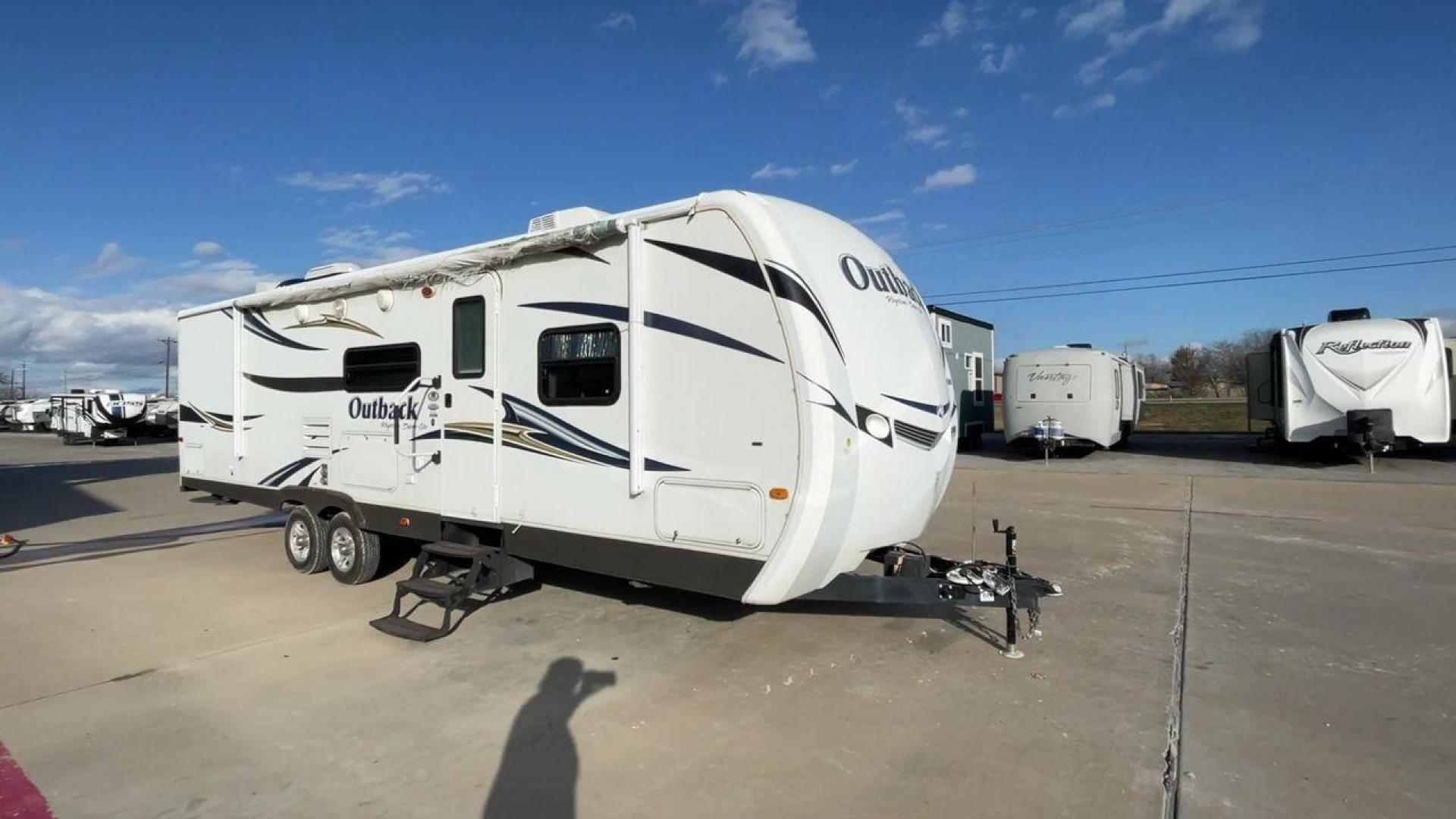 2012 WHITE KEYSTONE OUTBACK 292BH (4YDT29225CB) , Length: 32.75 | Dry Weight: 6,559 lbs. | Gross Weight: 8,200 lbs. | Slides: 1 transmission, located at 4319 N Main Street, Cleburne, TX, 76033, (817) 221-0660, 32.435829, -97.384178 - The 2012 Keystone Outback 292BH is a versatile and well-equipped travel trailer perfect for enjoyable family adventures. This model offers a great balance between spaciousness and towability, with a length of 32.75 feet and a dry weight of 6,559 pounds. With a single slide, the Outback 292BH provide - Photo#3