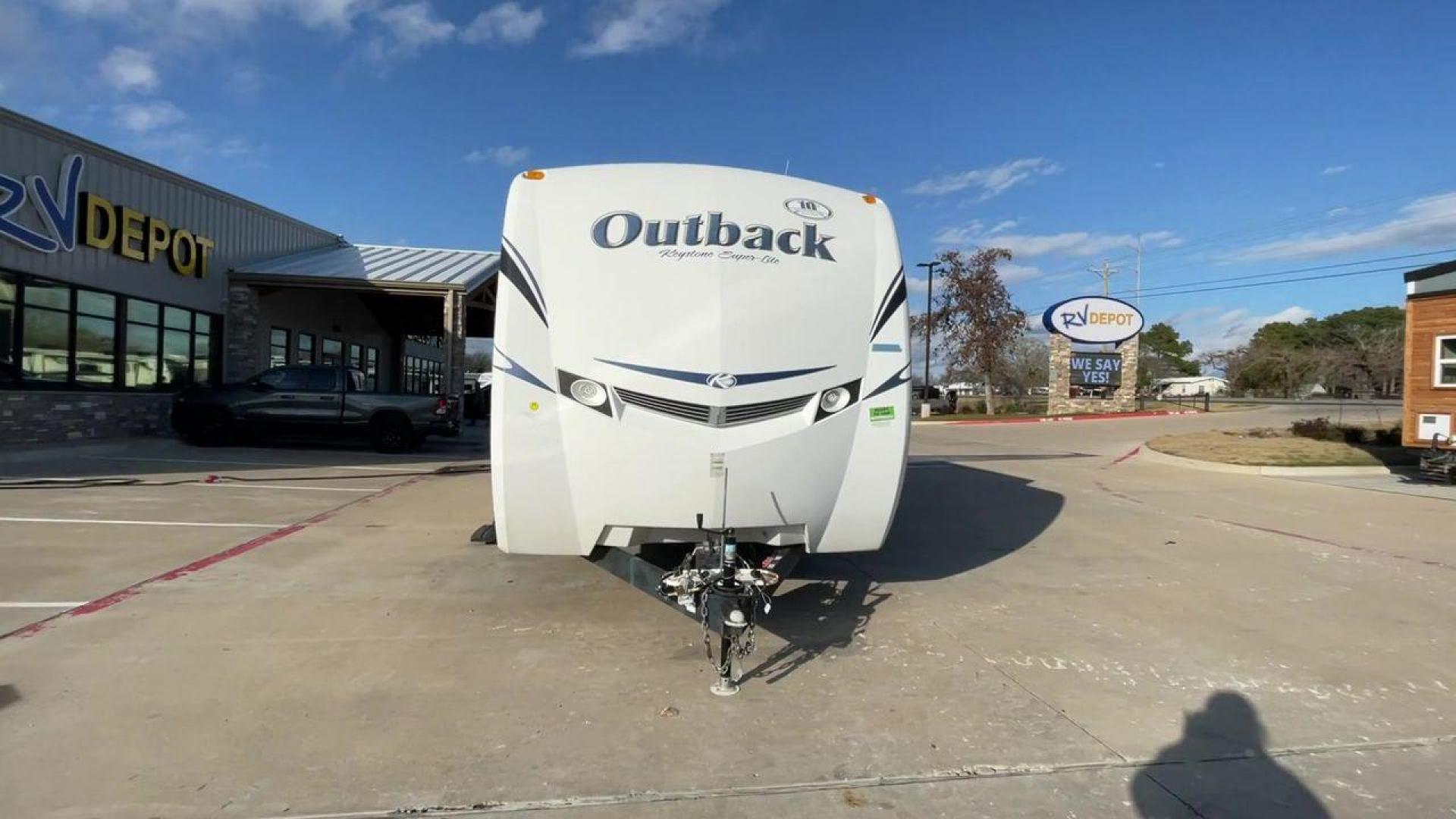 2012 WHITE KEYSTONE OUTBACK 292BH (4YDT29225CB) , Length: 32.75 | Dry Weight: 6,559 lbs. | Gross Weight: 8,200 lbs. | Slides: 1 transmission, located at 4319 N Main Street, Cleburne, TX, 76033, (817) 221-0660, 32.435829, -97.384178 - The 2012 Keystone Outback 292BH is a versatile and well-equipped travel trailer perfect for enjoyable family adventures. This model offers a great balance between spaciousness and towability, with a length of 32.75 feet and a dry weight of 6,559 pounds. With a single slide, the Outback 292BH provide - Photo#4