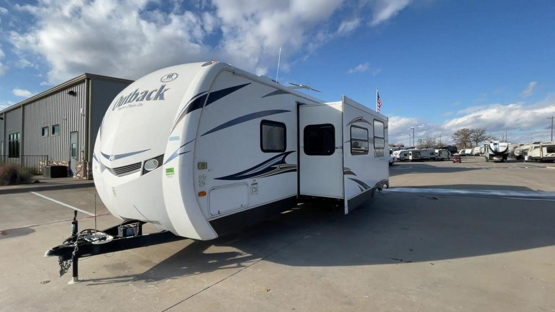 2012 WHITE KEYSTONE OUTBACK 292BH (4YDT29225CB) , Length: 32.75 | Dry Weight: 6,559 lbs. | Gross Weight: 8,200 lbs. | Slides: 1 transmission, located at 4319 N Main Street, Cleburne, TX, 76033, (817) 221-0660, 32.435829, -97.384178 - The 2012 Keystone Outback 292BH is a versatile and well-equipped travel trailer perfect for enjoyable family adventures. This model offers a great balance between spaciousness and towability, with a length of 32.75 feet and a dry weight of 6,559 pounds. With a single slide, the Outback 292BH provide - Photo#5