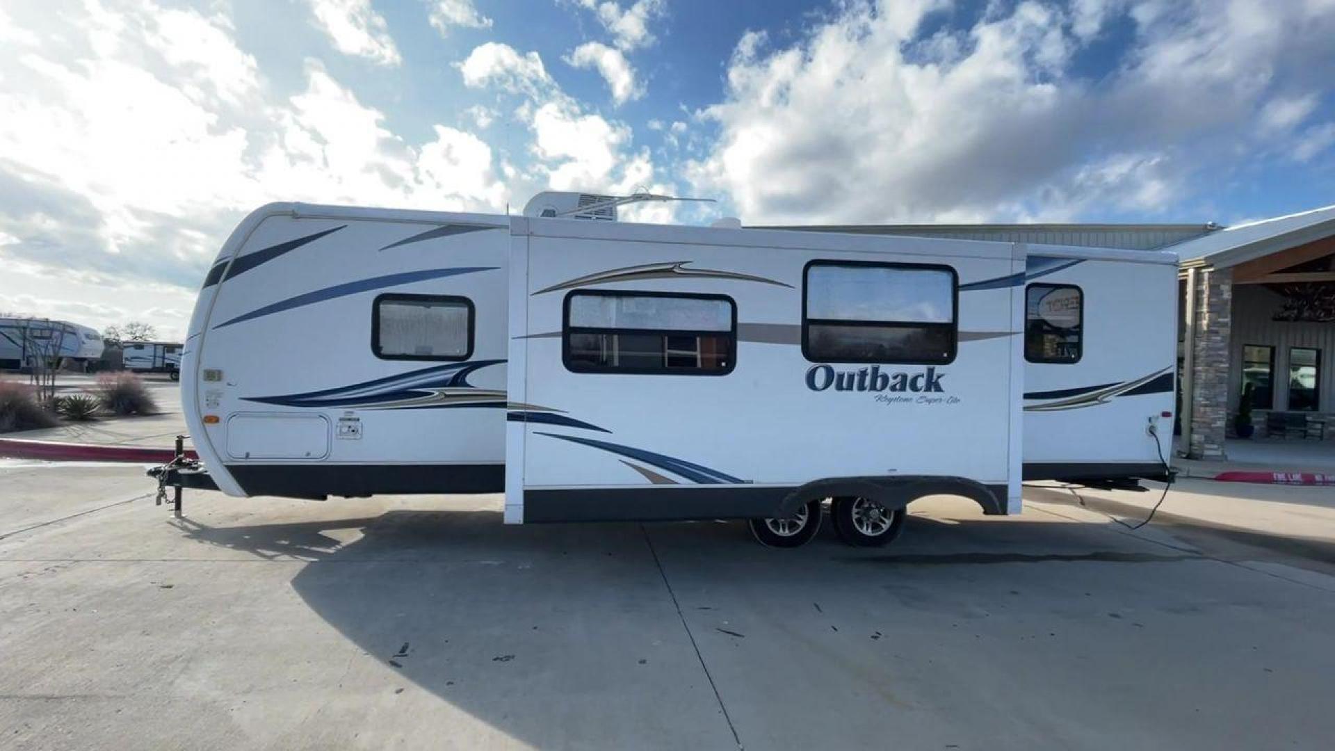 2012 WHITE KEYSTONE OUTBACK 292BH (4YDT29225CB) , Length: 32.75 | Dry Weight: 6,559 lbs. | Gross Weight: 8,200 lbs. | Slides: 1 transmission, located at 4319 N Main Street, Cleburne, TX, 76033, (817) 221-0660, 32.435829, -97.384178 - The 2012 Keystone Outback 292BH is a versatile and well-equipped travel trailer perfect for enjoyable family adventures. This model offers a great balance between spaciousness and towability, with a length of 32.75 feet and a dry weight of 6,559 pounds. With a single slide, the Outback 292BH provide - Photo#6