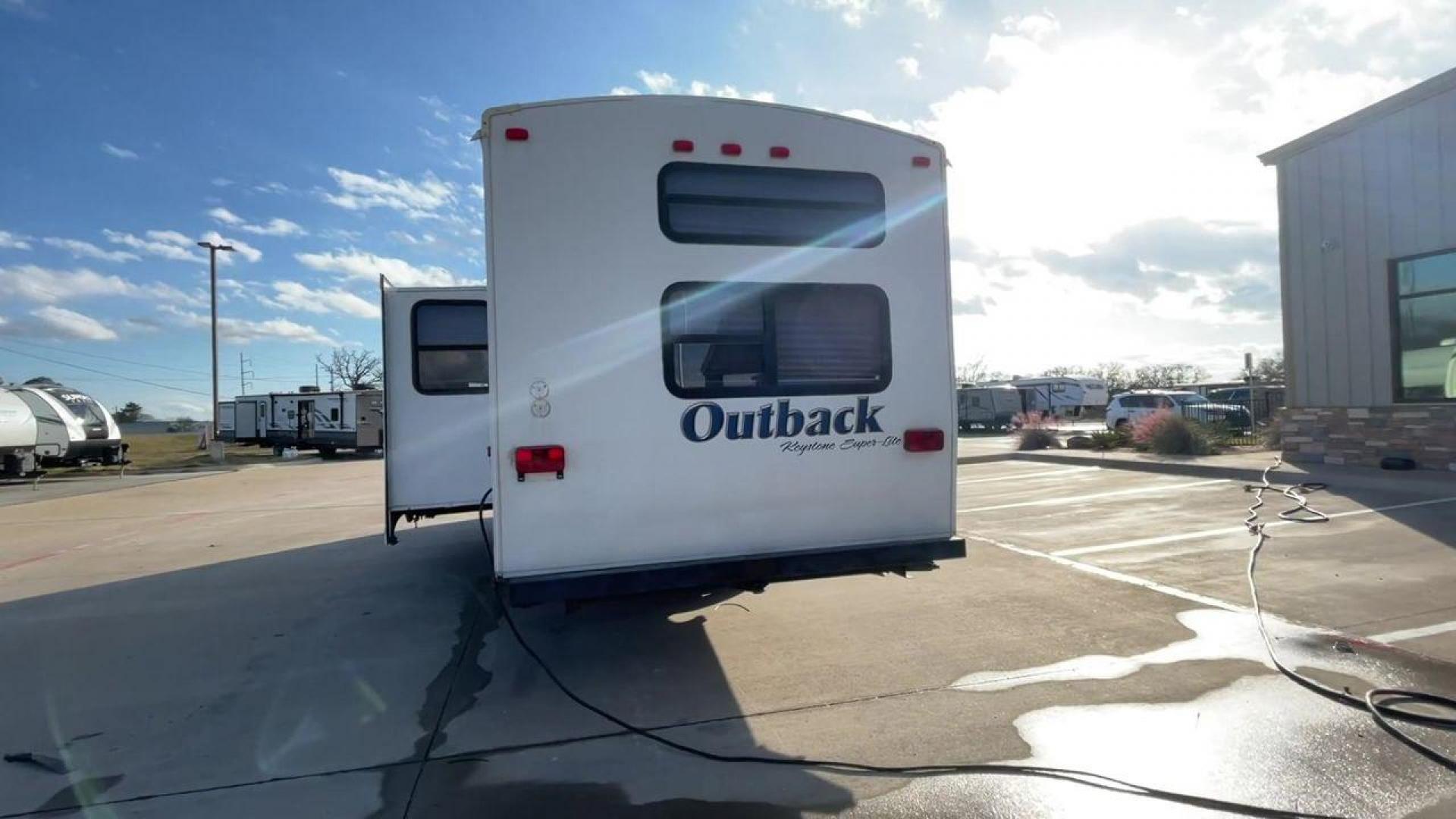 2012 WHITE KEYSTONE OUTBACK 292BH (4YDT29225CB) , Length: 32.75 | Dry Weight: 6,559 lbs. | Gross Weight: 8,200 lbs. | Slides: 1 transmission, located at 4319 N Main Street, Cleburne, TX, 76033, (817) 221-0660, 32.435829, -97.384178 - The 2012 Keystone Outback 292BH is a versatile and well-equipped travel trailer perfect for enjoyable family adventures. This model offers a great balance between spaciousness and towability, with a length of 32.75 feet and a dry weight of 6,559 pounds. With a single slide, the Outback 292BH provide - Photo#8