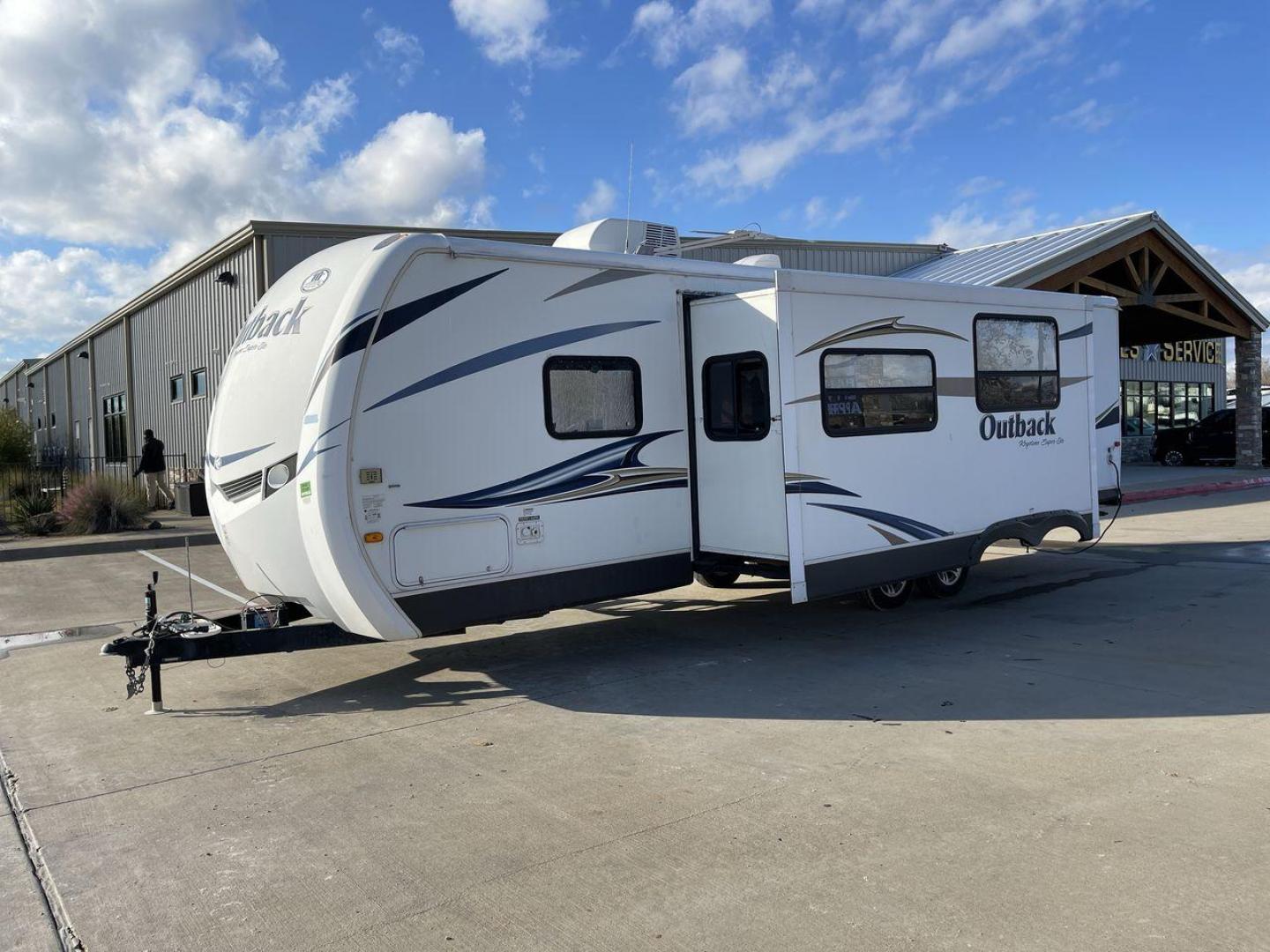 2012 WHITE KEYSTONE OUTBACK 292BH (4YDT29225CB) , Length: 32.75 | Dry Weight: 6,559 lbs. | Gross Weight: 8,200 lbs. | Slides: 1 transmission, located at 4319 N Main Street, Cleburne, TX, 76033, (817) 221-0660, 32.435829, -97.384178 - The 2012 Keystone Outback 292BH is a versatile and well-equipped travel trailer perfect for enjoyable family adventures. This model offers a great balance between spaciousness and towability, with a length of 32.75 feet and a dry weight of 6,559 pounds. With a single slide, the Outback 292BH provide - Photo#23