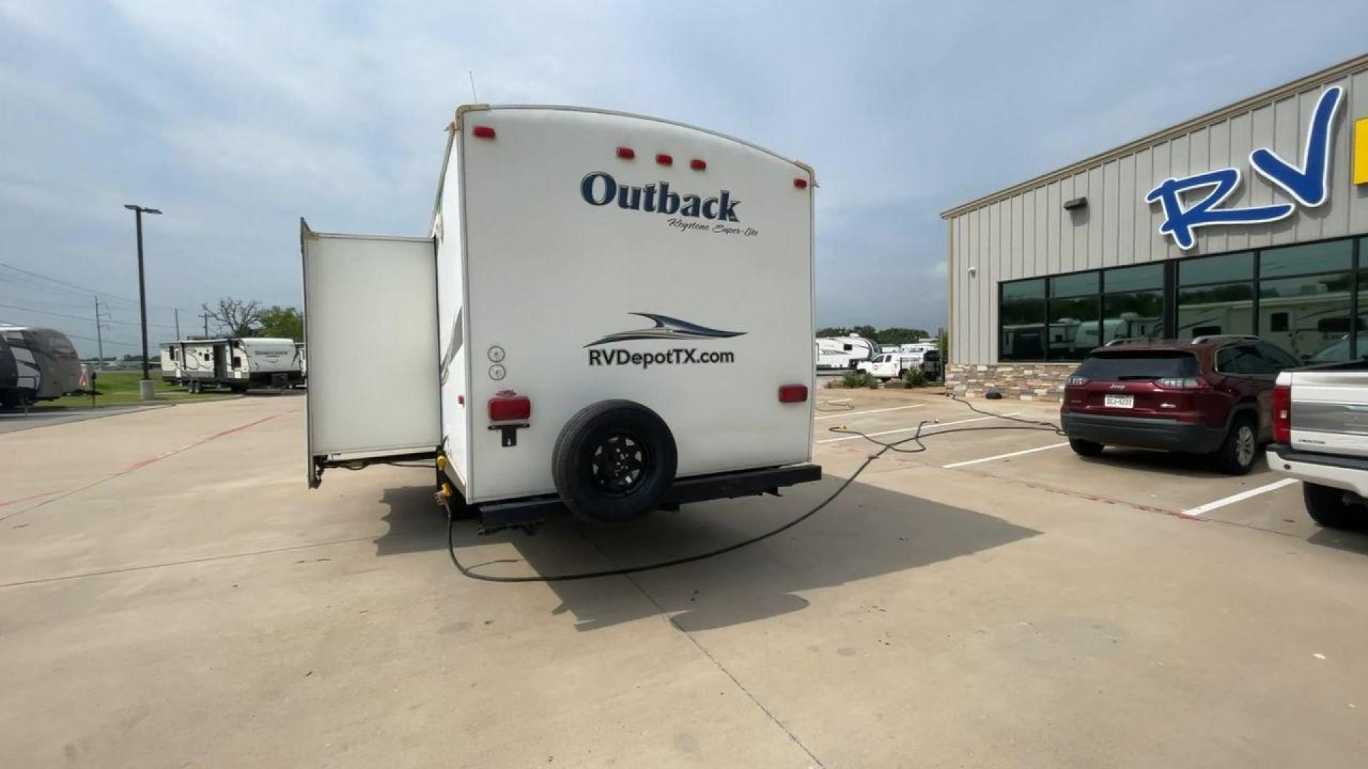 2012 KEYSTONE RV OUTBACK 274RB (4YDT27420CB) , Length: 30.33 ft | Dry Weight: 5,995 lbs. | Gross Weight: 7,800 lbs. | Slides: 1 transmission, located at 4319 N Main Street, Cleburne, TX, 76033, (817) 221-0660, 32.435829, -97.384178 - Experience the 2012 Keystone RV Outback 274RB Travel Trailer, the ideal fusion of adventure and comfort. This well-built travel trailer is a great option for any family or couple looking for a roomy and fashionable mobile home. The dimensions of this unit are 30.33 ft in length, 8 ft in width, an - Photo#8