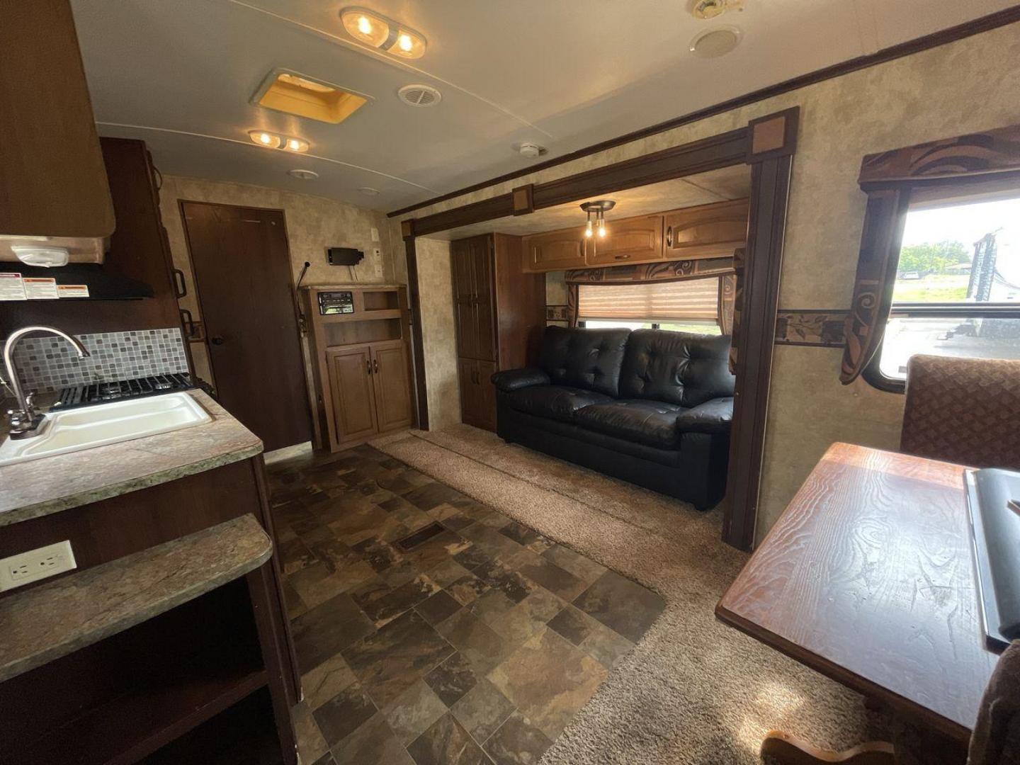 2012 KEYSTONE RV OUTBACK 274RB (4YDT27420CB) , Length: 30.33 ft | Dry Weight: 5,995 lbs. | Gross Weight: 7,800 lbs. | Slides: 1 transmission, located at 4319 N Main Street, Cleburne, TX, 76033, (817) 221-0660, 32.435829, -97.384178 - Experience the 2012 Keystone RV Outback 274RB Travel Trailer, the ideal fusion of adventure and comfort. This well-built travel trailer is a great option for any family or couple looking for a roomy and fashionable mobile home. The dimensions of this unit are 30.33 ft in length, 8 ft in width, an - Photo#12