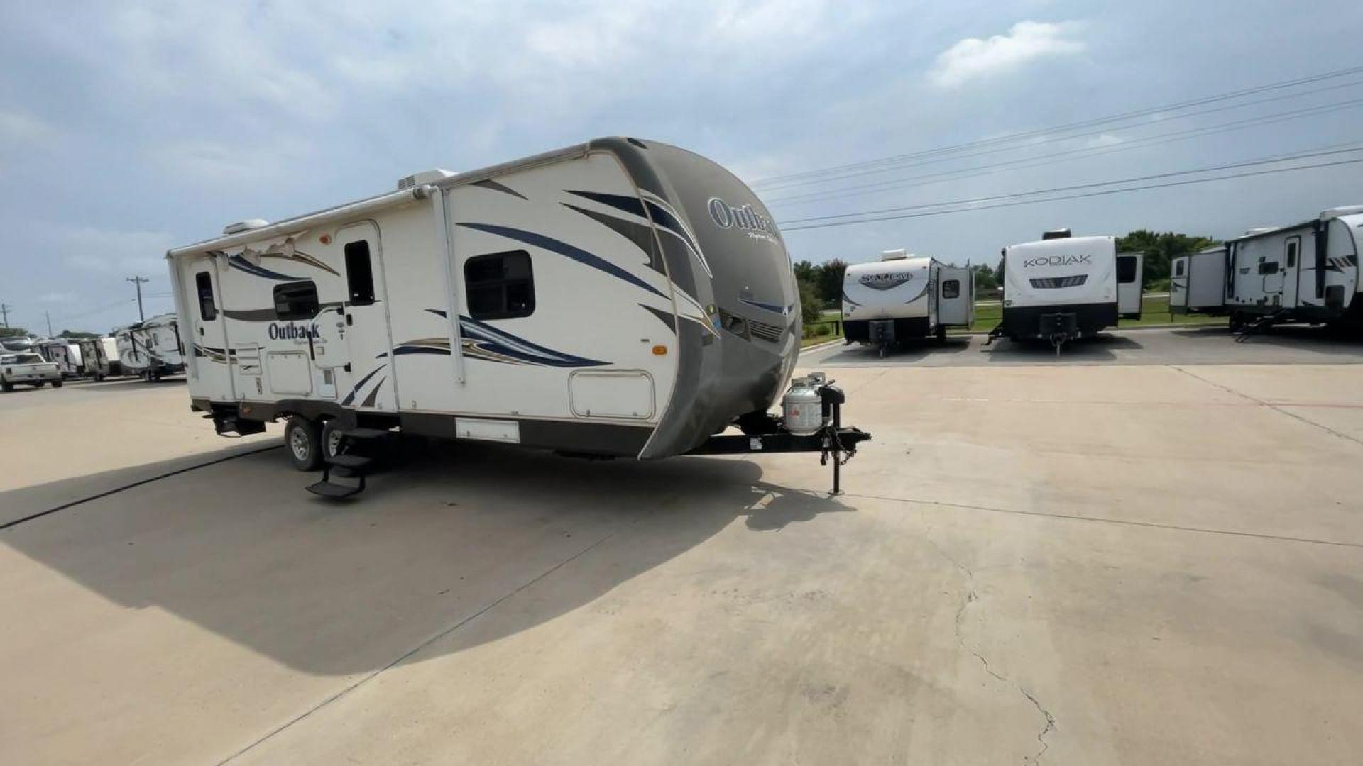 2012 KEYSTONE RV OUTBACK 274RB (4YDT27420CB) , Length: 30.33 ft | Dry Weight: 5,995 lbs. | Gross Weight: 7,800 lbs. | Slides: 1 transmission, located at 4319 N Main Street, Cleburne, TX, 76033, (817) 221-0660, 32.435829, -97.384178 - Experience the 2012 Keystone RV Outback 274RB Travel Trailer, the ideal fusion of adventure and comfort. This well-built travel trailer is a great option for any family or couple looking for a roomy and fashionable mobile home. The dimensions of this unit are 30.33 ft in length, 8 ft in width, an - Photo#3