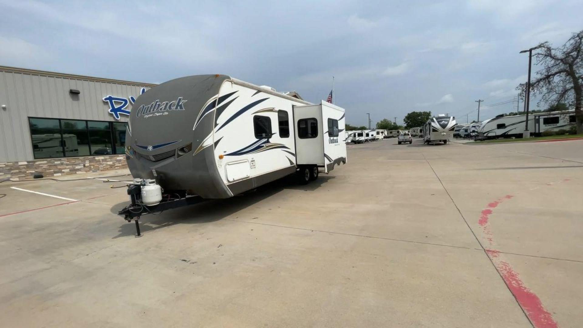 2012 KEYSTONE RV OUTBACK 274RB (4YDT27420CB) , Length: 30.33 ft | Dry Weight: 5,995 lbs. | Gross Weight: 7,800 lbs. | Slides: 1 transmission, located at 4319 N Main Street, Cleburne, TX, 76033, (817) 221-0660, 32.435829, -97.384178 - Experience the 2012 Keystone RV Outback 274RB Travel Trailer, the ideal fusion of adventure and comfort. This well-built travel trailer is a great option for any family or couple looking for a roomy and fashionable mobile home. The dimensions of this unit are 30.33 ft in length, 8 ft in width, an - Photo#5