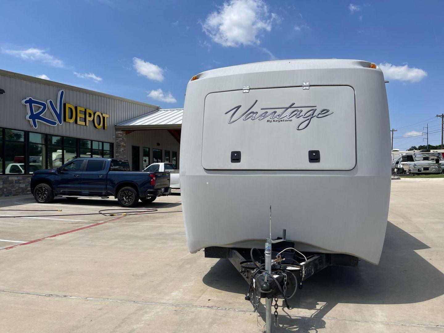 2012 WHITE KEYSTONE VANTAGE 32QBS (4YDT32Q21CK) , Length: 35.58 ft. | Dry Weight: 6,825 lbs. | Gross Weight: 8,200 lbs. | Slides: 1 transmission, located at 4319 N Main Street, Cleburne, TX, 76033, (817) 221-0660, 32.435829, -97.384178 - The 2012 Keystone Vantage 32QBS epitomizes Keystone RV's dedication to delivering a luxurious and practical travel experience. Measuring 35 feet in length and 8 feet in width, with a dry weight of 6,825 lbs and a GVWR of 8,200 lbs, it strikes a balance between size and towing efficiency. The constru - Photo#0