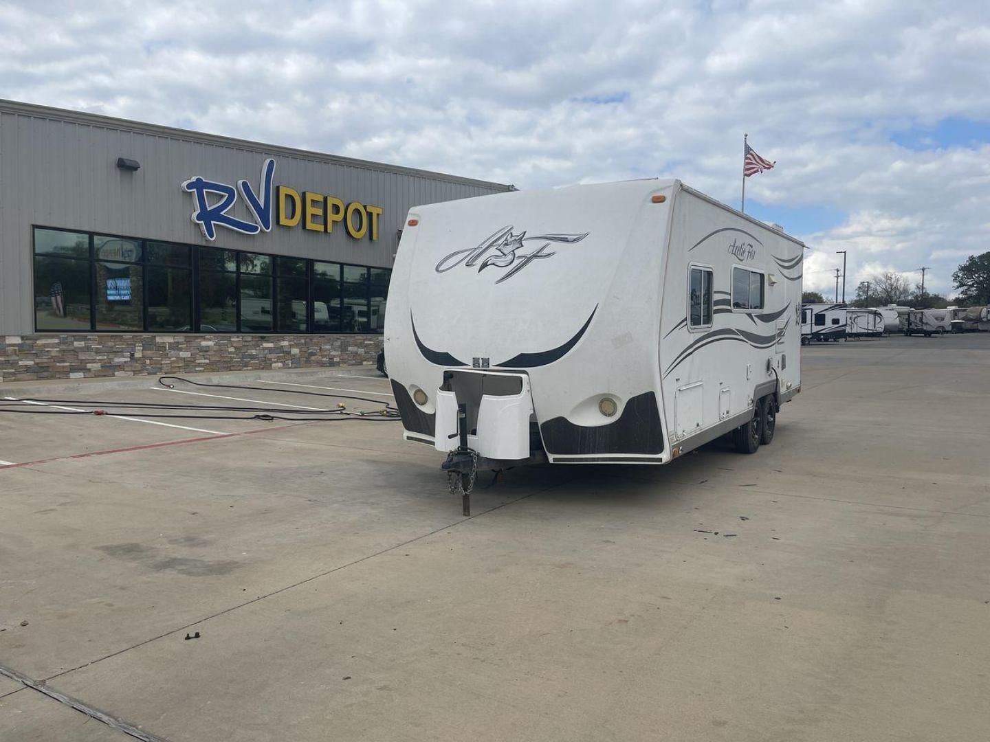 2012 WHITE NORTHWOOD ARCTIC FOX 22H (4N11H2223C0) , Length: 23 ft. | Dry Weight: 4,880 lbs. | Slides: 0 transmission, located at 4319 N Main Street, Cleburne, TX, 76033, (817) 221-0660, 32.435829, -97.384178 - With the 2012 Northwood Arctic Fox 22H travel trailer, set out on outdoor adventures. This tough and fully functional RV is made to withstand a range of conditions and offer you comfort and convenience while traveling. The measurements of this unit are 23 ft in length by 8 ft in width. It has a d - Photo#0