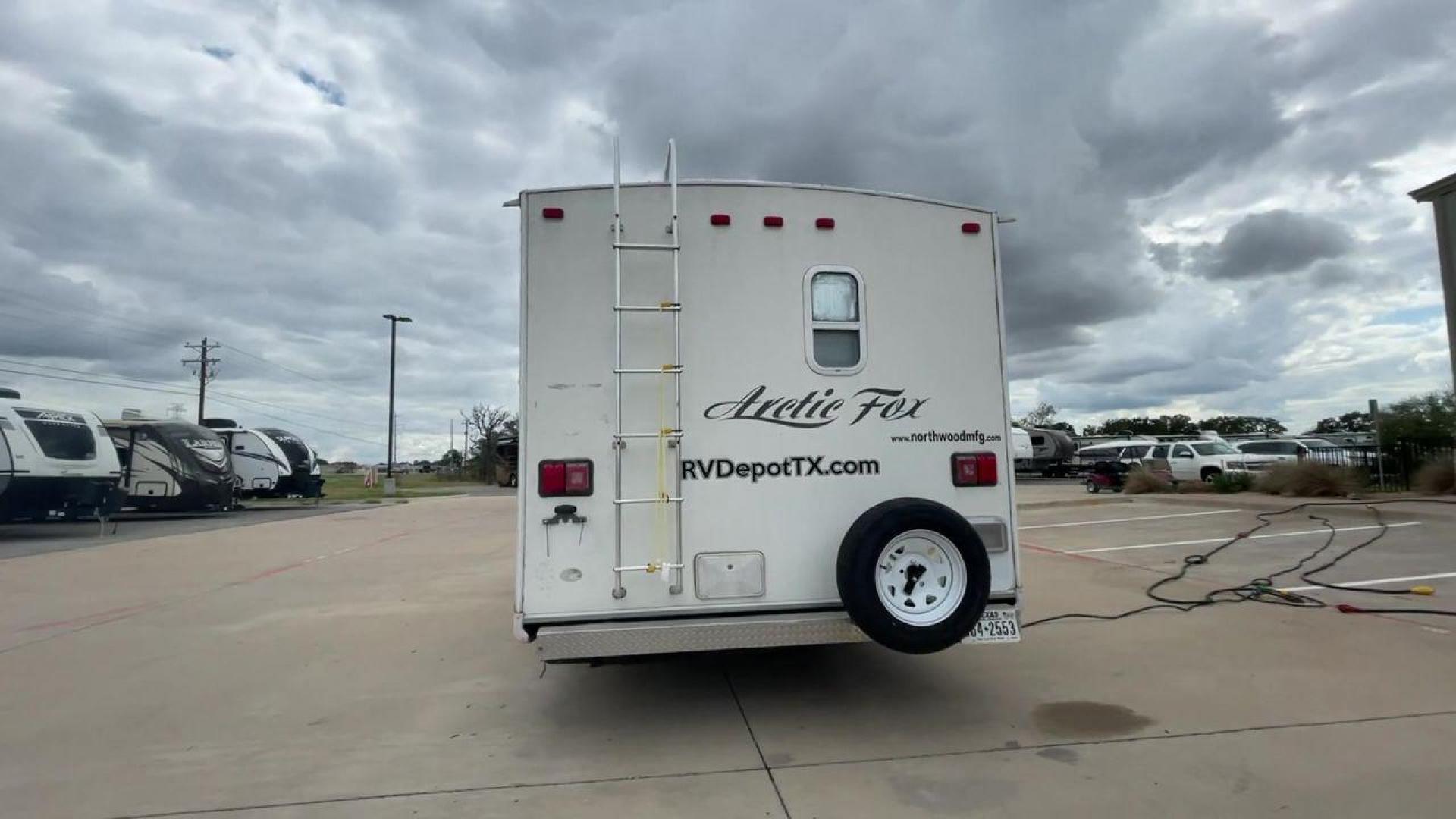 2012 WHITE NORTHWOOD ARCTIC FOX 22H (4N11H2223C0) , Length: 23 ft. | Dry Weight: 4,880 lbs. | Slides: 0 transmission, located at 4319 N Main Street, Cleburne, TX, 76033, (817) 221-0660, 32.435829, -97.384178 - With the 2012 Northwood Arctic Fox 22H travel trailer, set out on outdoor adventures. This tough and fully functional RV is made to withstand a range of conditions and offer you comfort and convenience while traveling. The measurements of this unit are 23 ft in length by 8 ft in width. It has a d - Photo#8