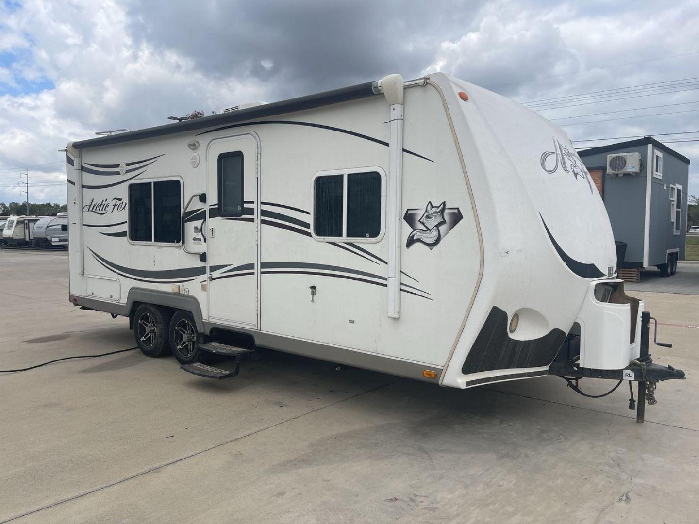 2012 WHITE NORTHWOOD ARCTIC FOX 22H (4N11H2223C0) , Length: 23 ft. | Dry Weight: 4,880 lbs. | Slides: 0 transmission, located at 4319 N Main Street, Cleburne, TX, 76033, (817) 221-0660, 32.435829, -97.384178 - With the 2012 Northwood Arctic Fox 22H travel trailer, set out on outdoor adventures. This tough and fully functional RV is made to withstand a range of conditions and offer you comfort and convenience while traveling. The measurements of this unit are 23 ft in length by 8 ft in width. It has a d - Photo#21